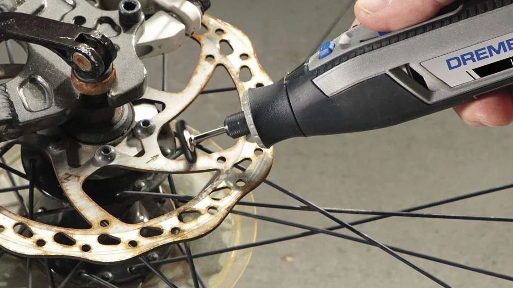 Dremel 403 szczotka z włosia, zestaw akcesoriów: 2 szczotki (19 mm) do czyszczenia płaskich powierzchni lub rowków w materiałach z tworzyw sztucznych lub stali