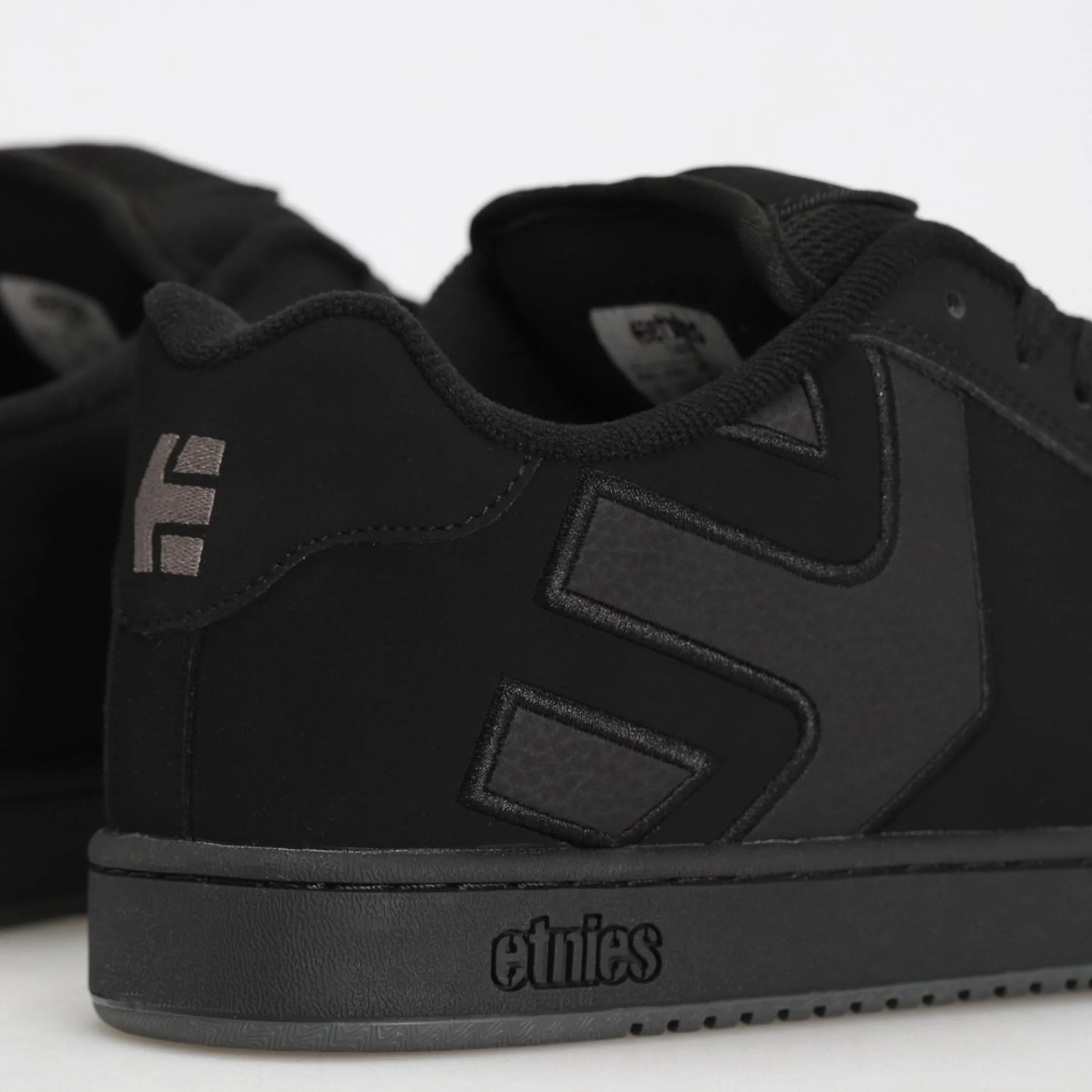 etnies Fader – Klasyczny styl skate heritage z modnym, puszystym wyglądem, wzmocniona cupsole, dopasowanie z amortyzacją, sneakersy na co dzień