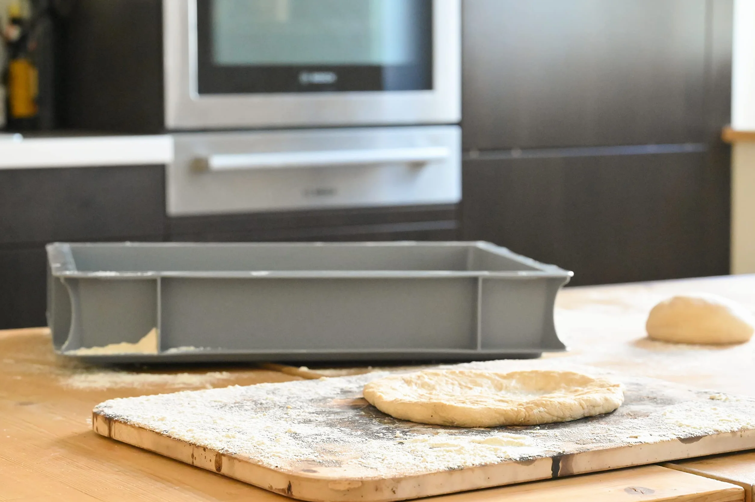 TOMASETTI Pudełko na kulki do pizzy z pokrywką – wymiary pudełka na pizzę: 30 x 40 x 8 cm – wanna na ciasto na pizzę i wiele innych – praktyczne akcesoria do pizzy z możliwością układania w stos