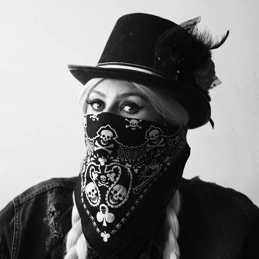 TRIXES Czarna bandana, motyw karty do gry, chusta na głowę z dwustronnym wzorem białej czaszki – ocieplacz na szyję dla dorosłych, unisex, piracka bandana, kominiarka dla motocyklisty, akcesoria,