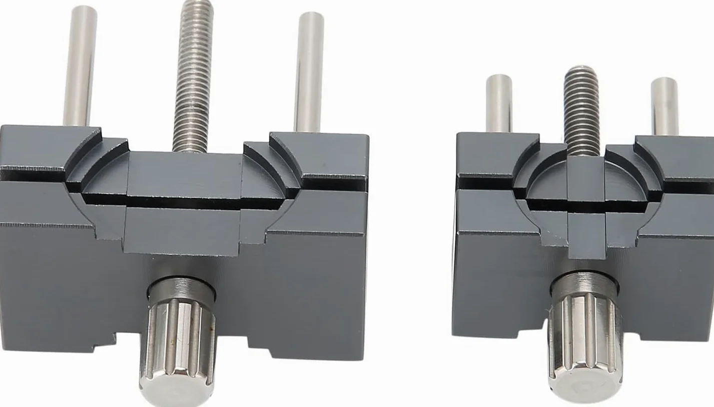 Zestaw 2 regulowanych aluminiowych uchwytów mechanizmu zegarka | Dwa stabilne szare imadła mocują zgodne mechanizmy podczas montażu, czyszczenia, regulacji i precyzyjnego serwisu.