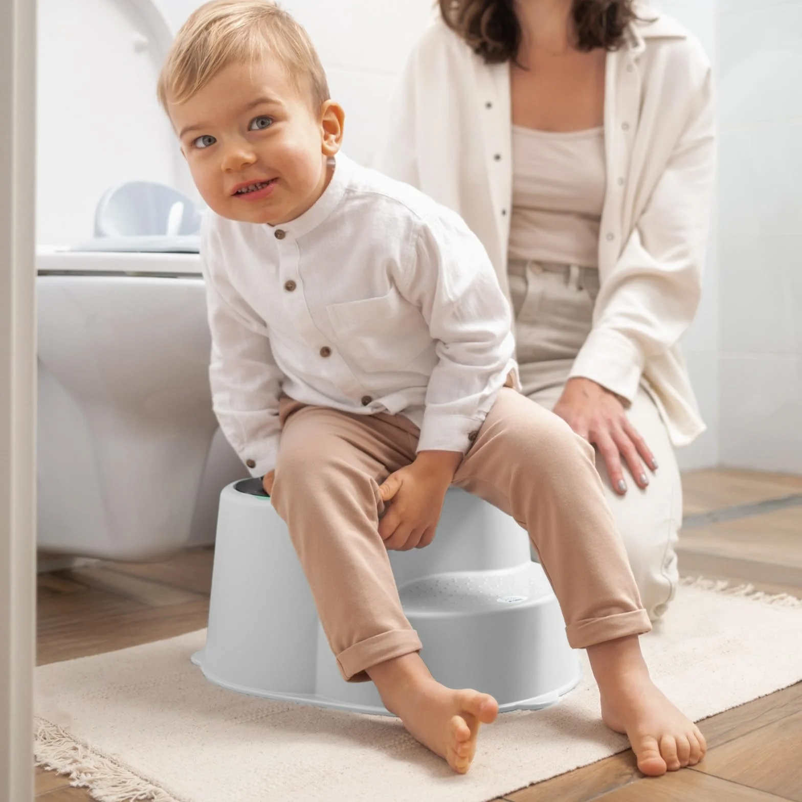 Rotho Babydesign Stołek dziecięcy ze schodkami TOP z recyklingu (plastik) biały