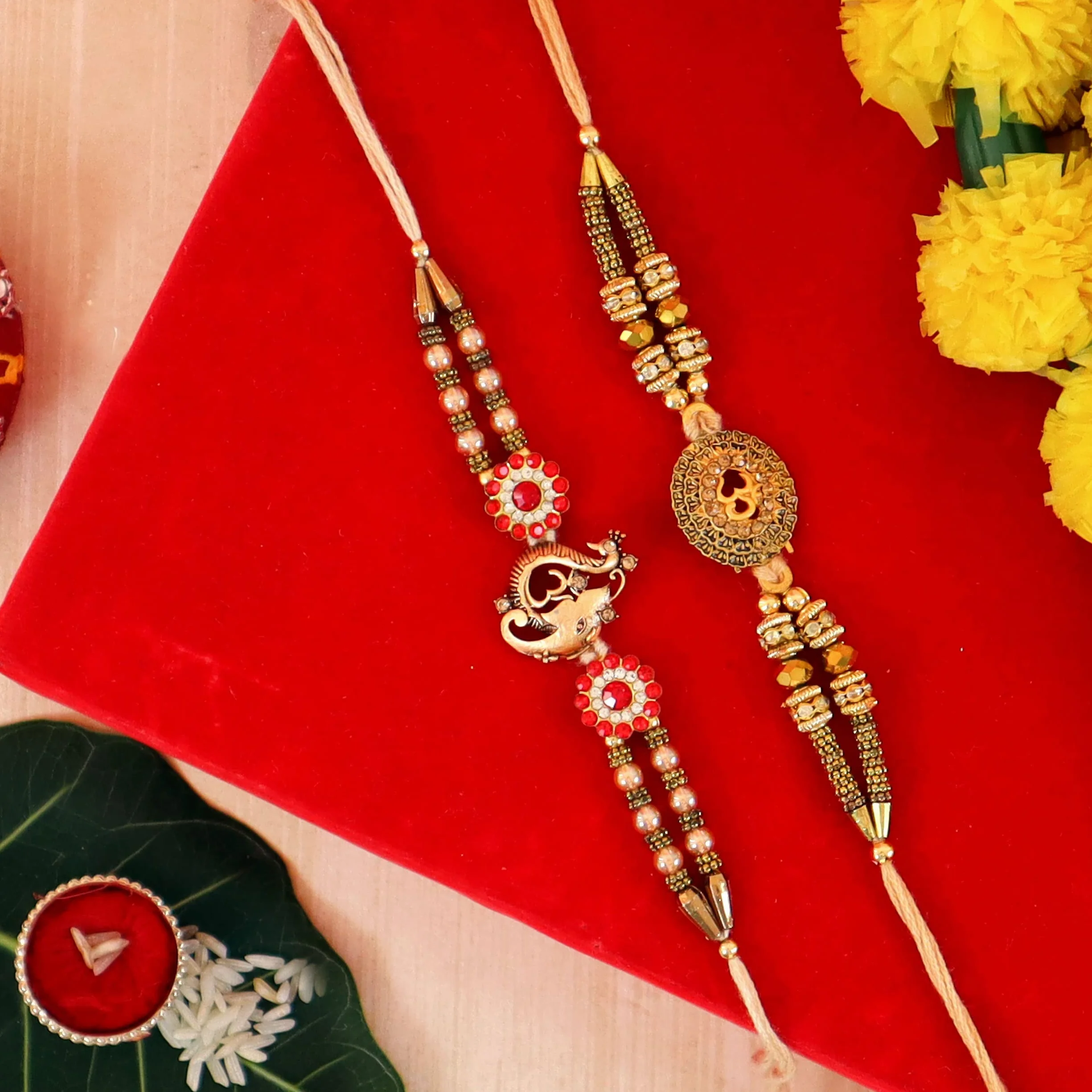 TIED RIBBONS rakhi Zestaw 2 dla braci z prezentem, Rakhi dla Bhaiya, mini kartka z życzeniami, Roli Tikka, bransoletka Raksha Bandhan