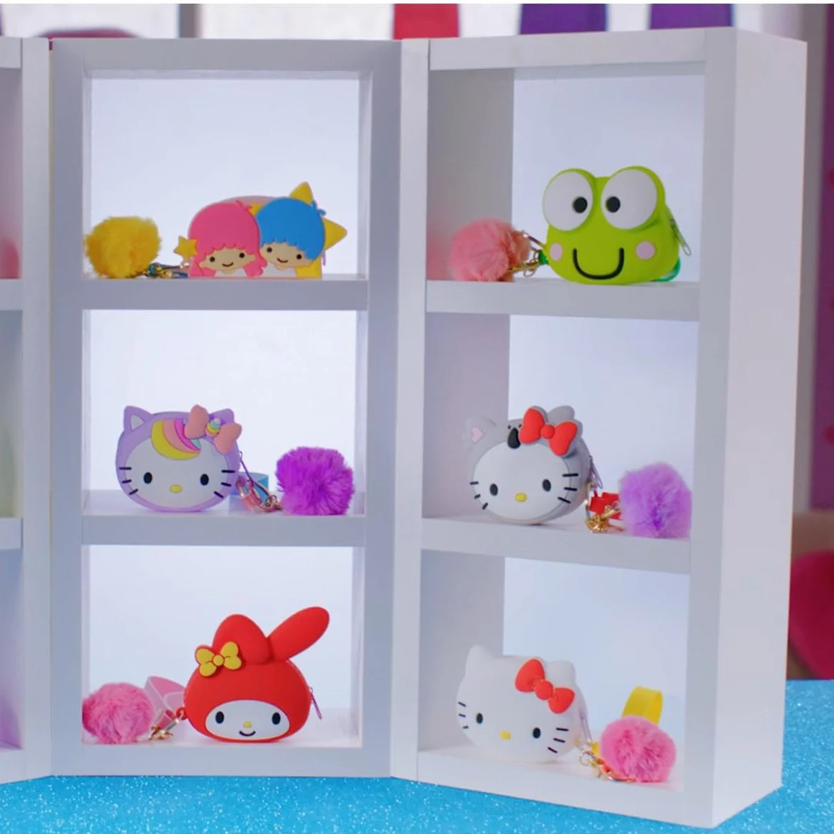 #sbabam, FUNNY BOX Hello Kitty Handbag, kolorowa torebka dziewczęca z naklejkami, pluszowa bransoletka i akcesoria, torba dziewczęca z paskiem na ramię na prezent dla dziewczynki 2 sztuki, zabawki dla