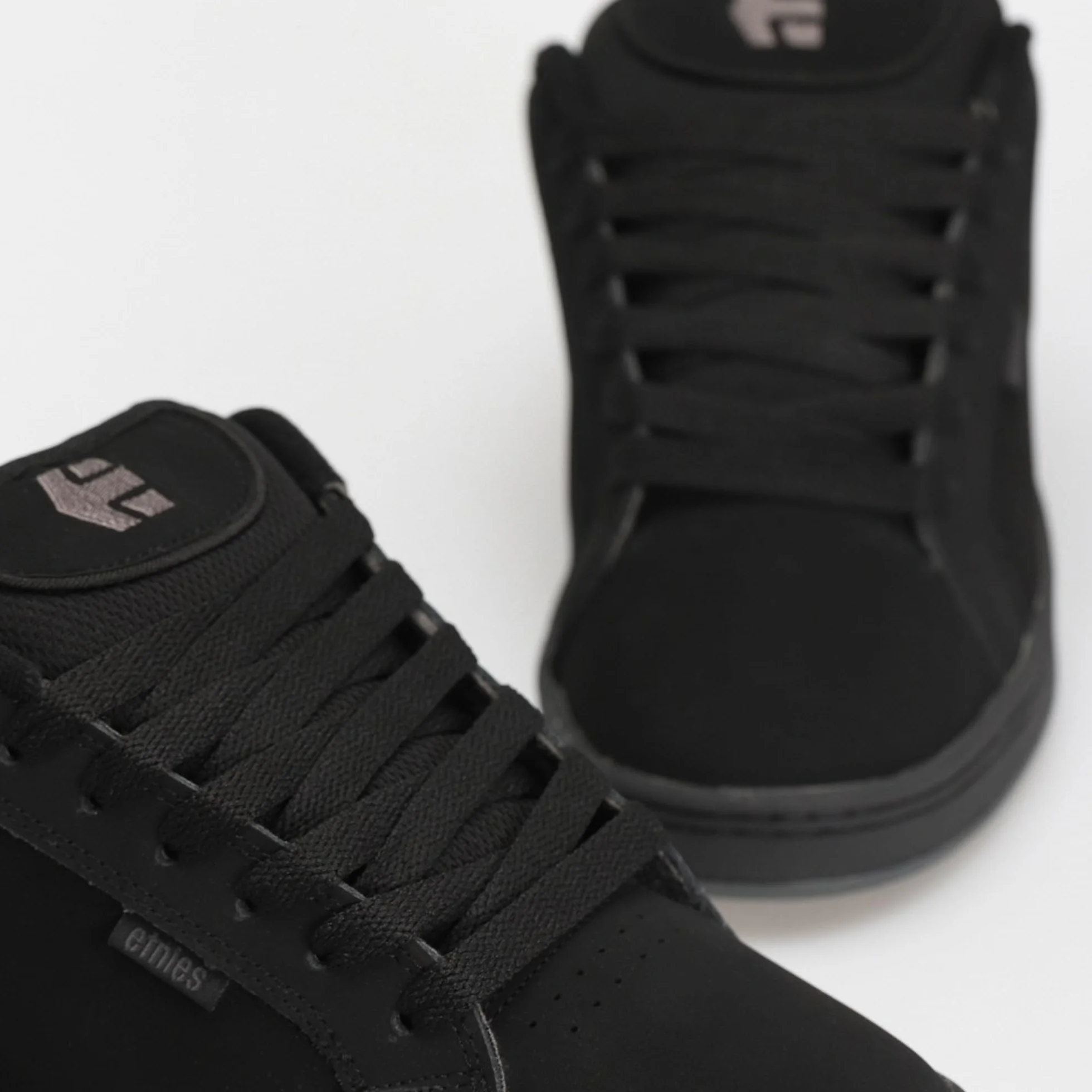 etnies Fader – Klasyczny styl skate heritage z modnym, puszystym wyglądem, wzmocniona cupsole, dopasowanie z amortyzacją, sneakersy na co dzień