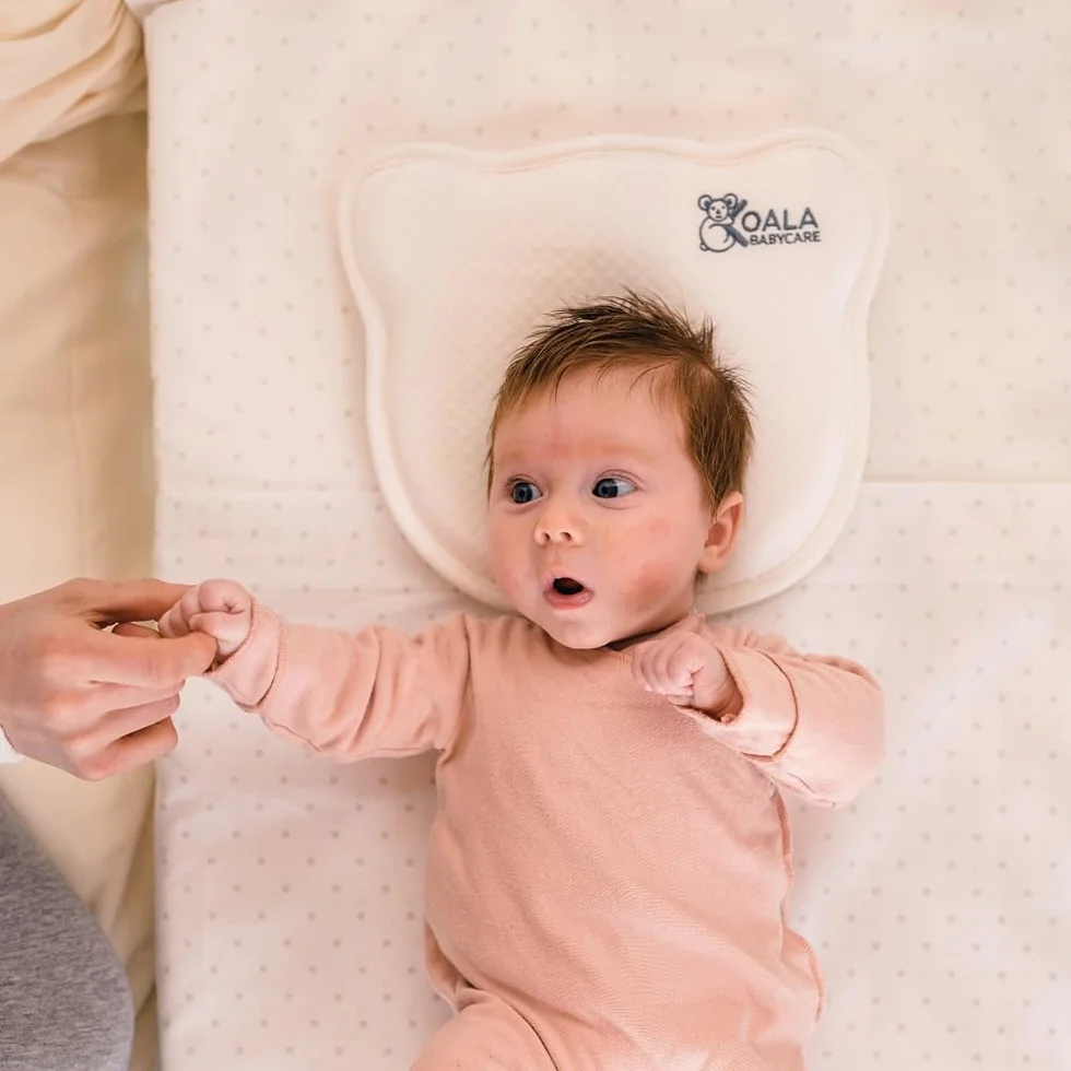 Zdejmowana poduszka dla noworodka Plagiocephaly (z dwoma poszewkami) do profilaktyki i leczenia płaskiej głowy z pianki memory - biała - wzór zarejestrowany KBC