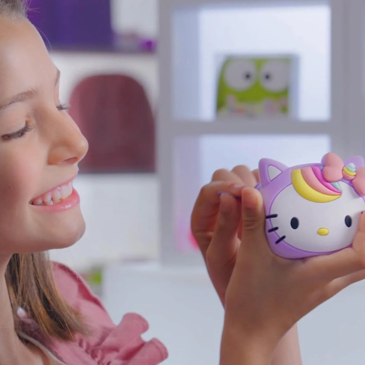#sbabam, FUNNY BOX Hello Kitty Handbag, kolorowa torebka dziewczęca z naklejkami, pluszowa bransoletka i akcesoria, torba dziewczęca z paskiem na ramię na prezent dla dziewczynki 2 sztuki, zabawki dla