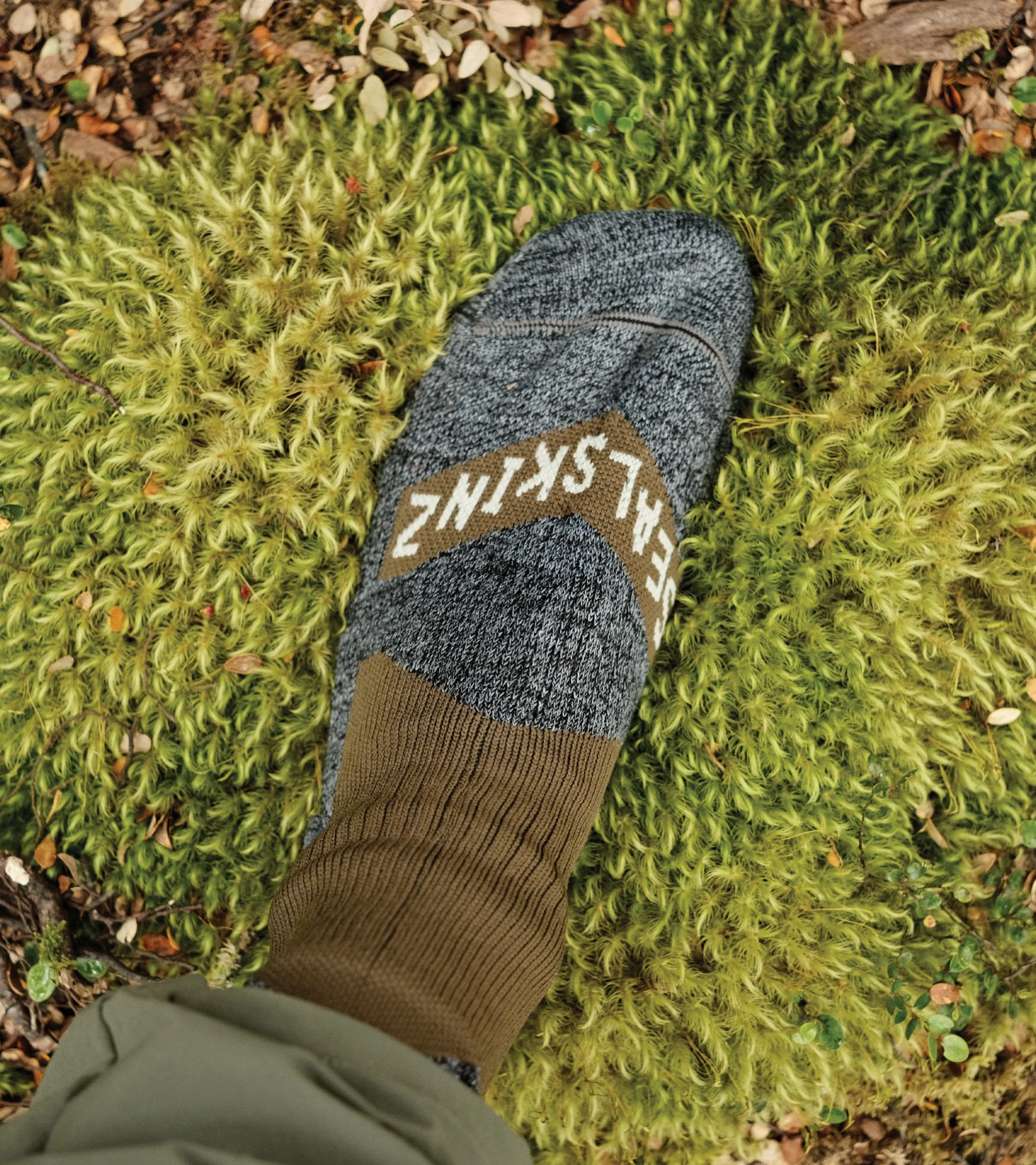 SEALSKINZ Raynham Wodoodporne skarpety średniej długości, uniseks, na każdą pogodę, czarny/szary marmur, rozmiar S