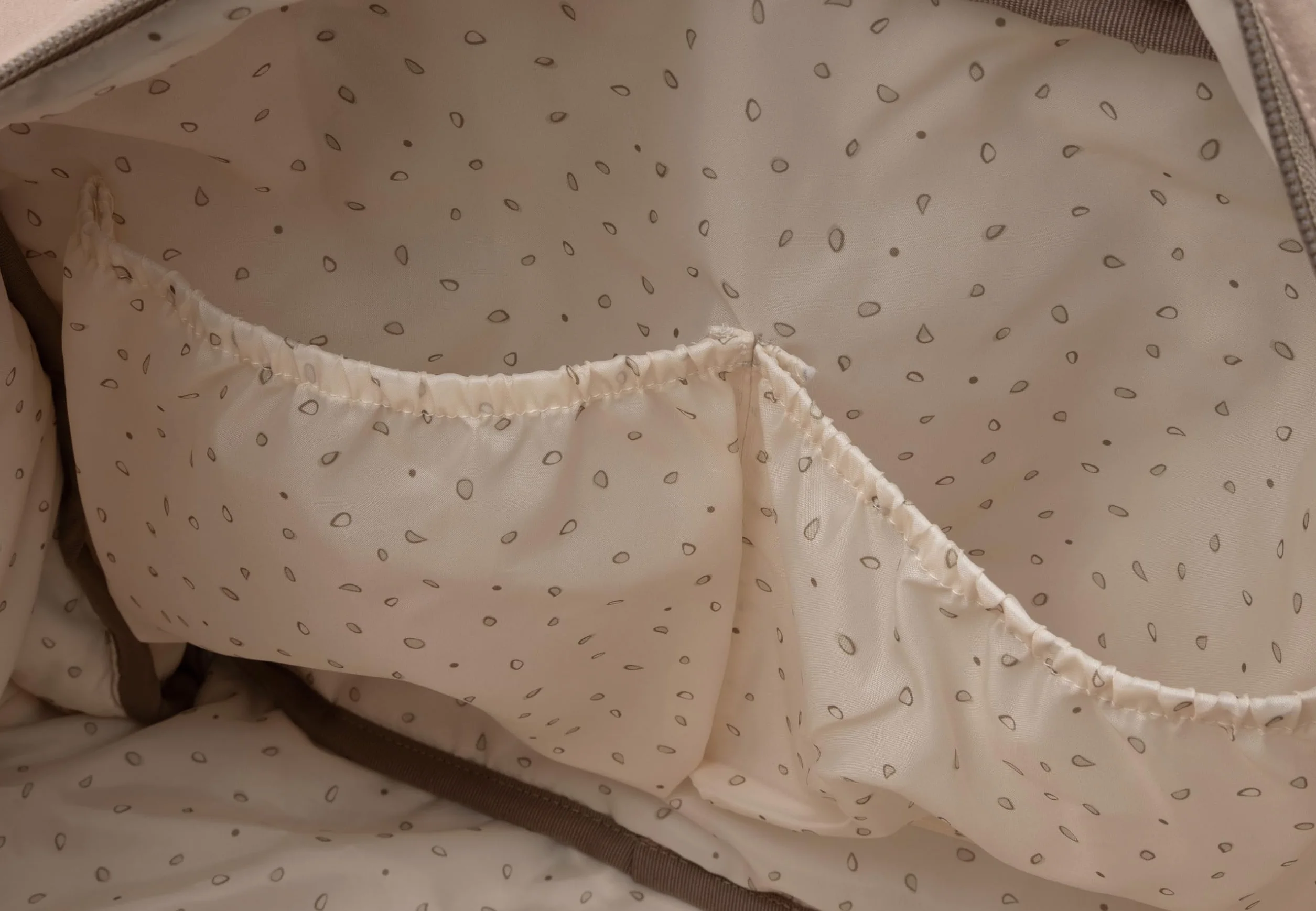 Jollein Torba do przewijania Embossed Lily – mleczna kawa – stylowa torba do przewijania z wytłoczonym wzorem, odporna na działanie wody i łatwa w pielęgnacji, regulowany pasek na ramię – 42 x 30 x 15