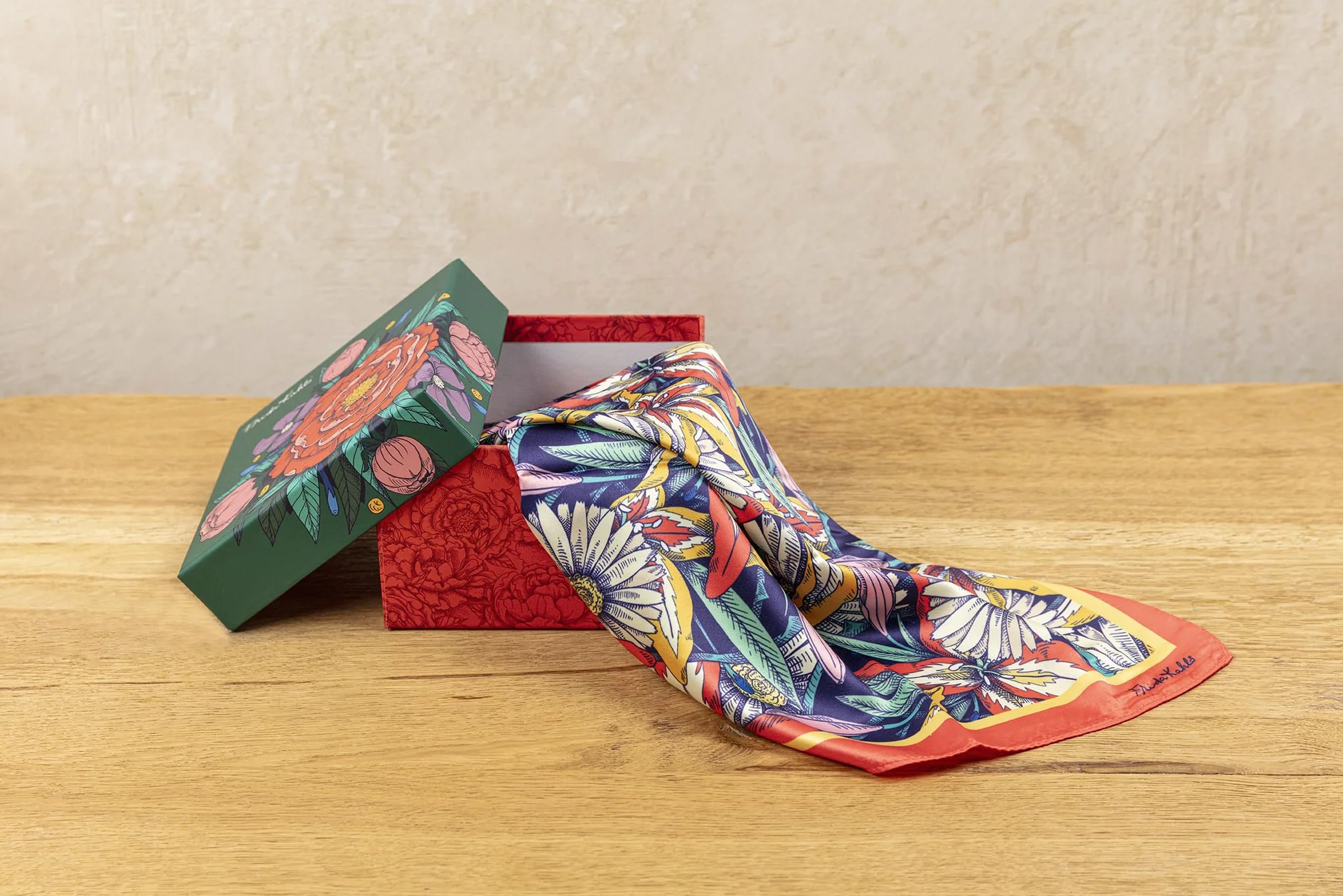 Clairefontaine - 116235C – Elegancka apaszka z kolorowym kwiatowym motywem Frida Kahlo – Artystyczny i modny dodatek – 100% satynowy poliester – 70 × 70 cm – Kolekcja Frida Kahlo