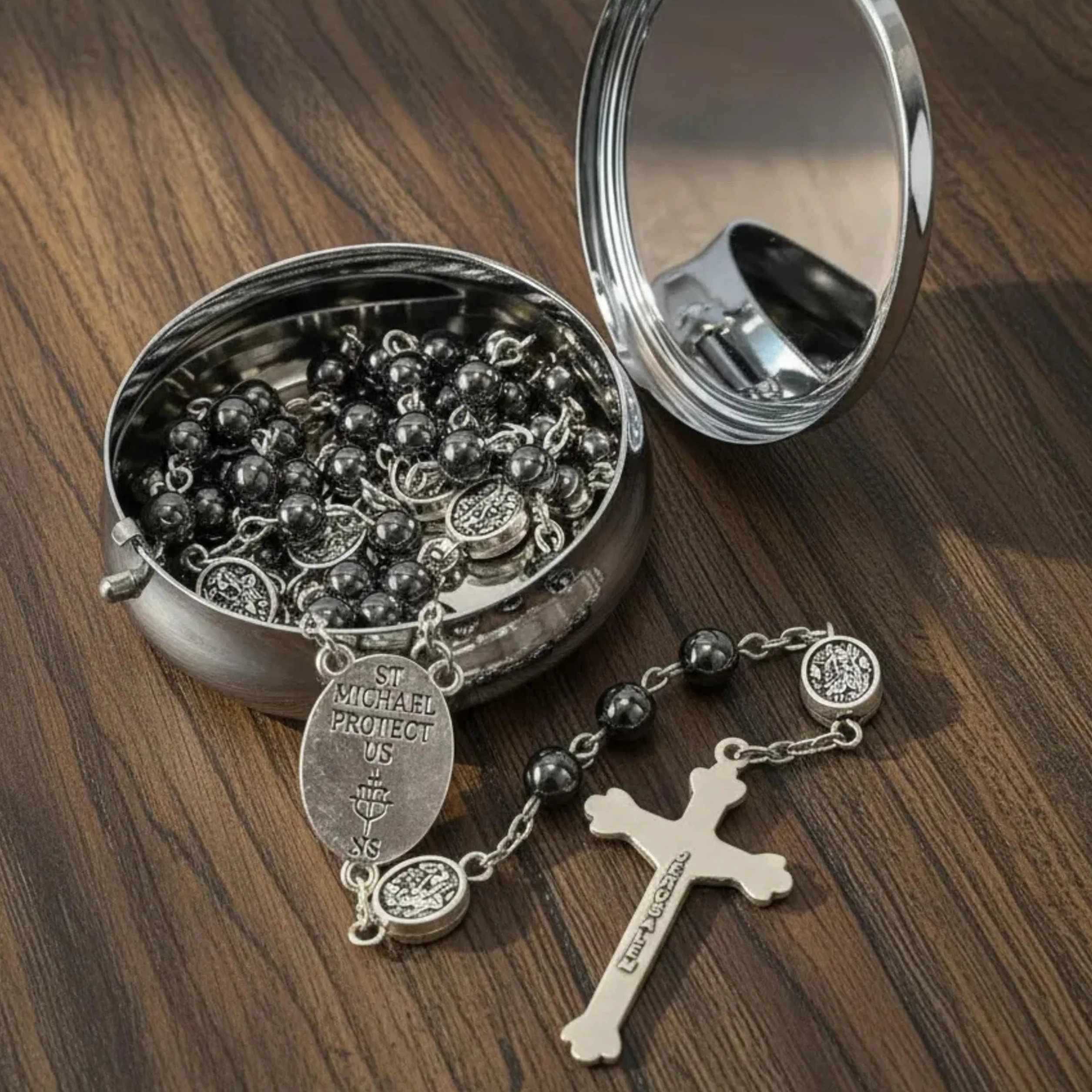Nazareth Store Różaniec św. Michała, hematyt, kamienne koraliki, naszyjnik, metalowe koraliki, chwała, archanioł, medal i krzyż, z metalowym pudełkiem prezentowym