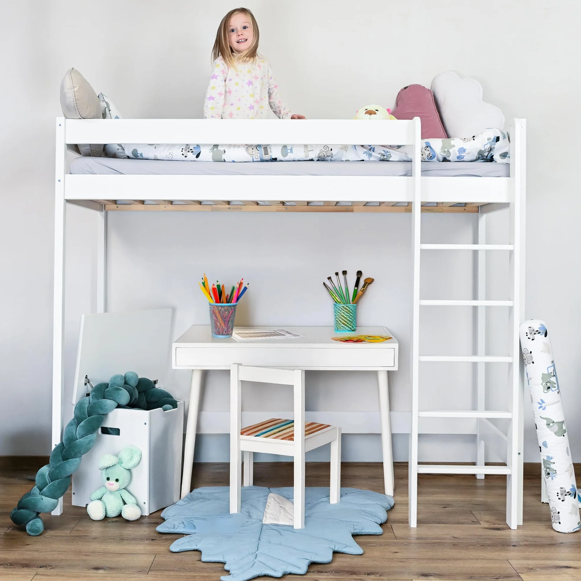 Łóżko dziecięce 80 x 190 cm ze stelażem listwowym, drewniane łóżko piętrowe na antresoli z barierką i drabinką, dla dzieci i młodzieży, białe, bez materaca, wysokość 160 cm