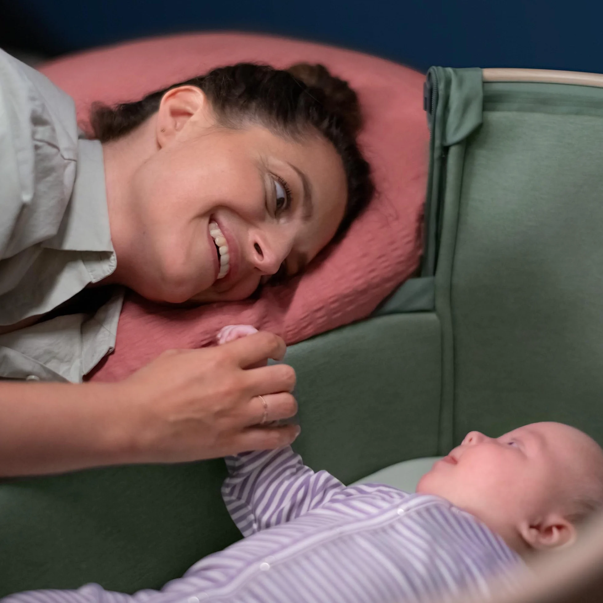 Maxi-Cosi Iora Łóżeczko Przystawka, Co-sleeper , 0–6 mies., maks. 9 kg, 4 Poz. Odchylenia i 5 Wysokości, Łatwe Przesuwanie, Wygodny Materac, Duży Kosz, Łatwe Przenoszenie, Essential Graphite