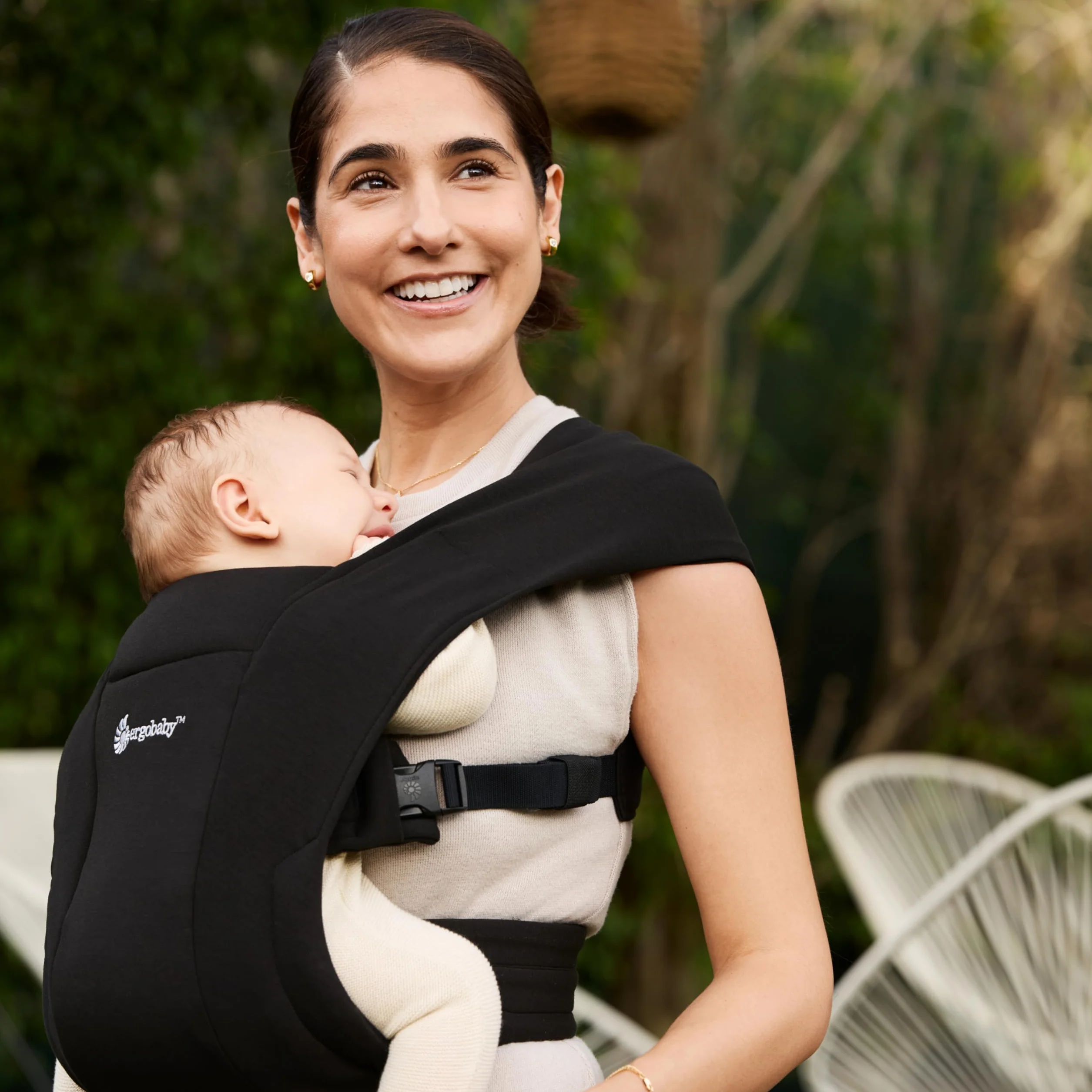 Ergobaby Ergonomiczne Nosidełko Embrace z Pasem Biodrowym, Równomierne Rozłożenie Ciężaru, Komapktowy, Lekki, Łatwy do Zapęcia, Kolor Czarny