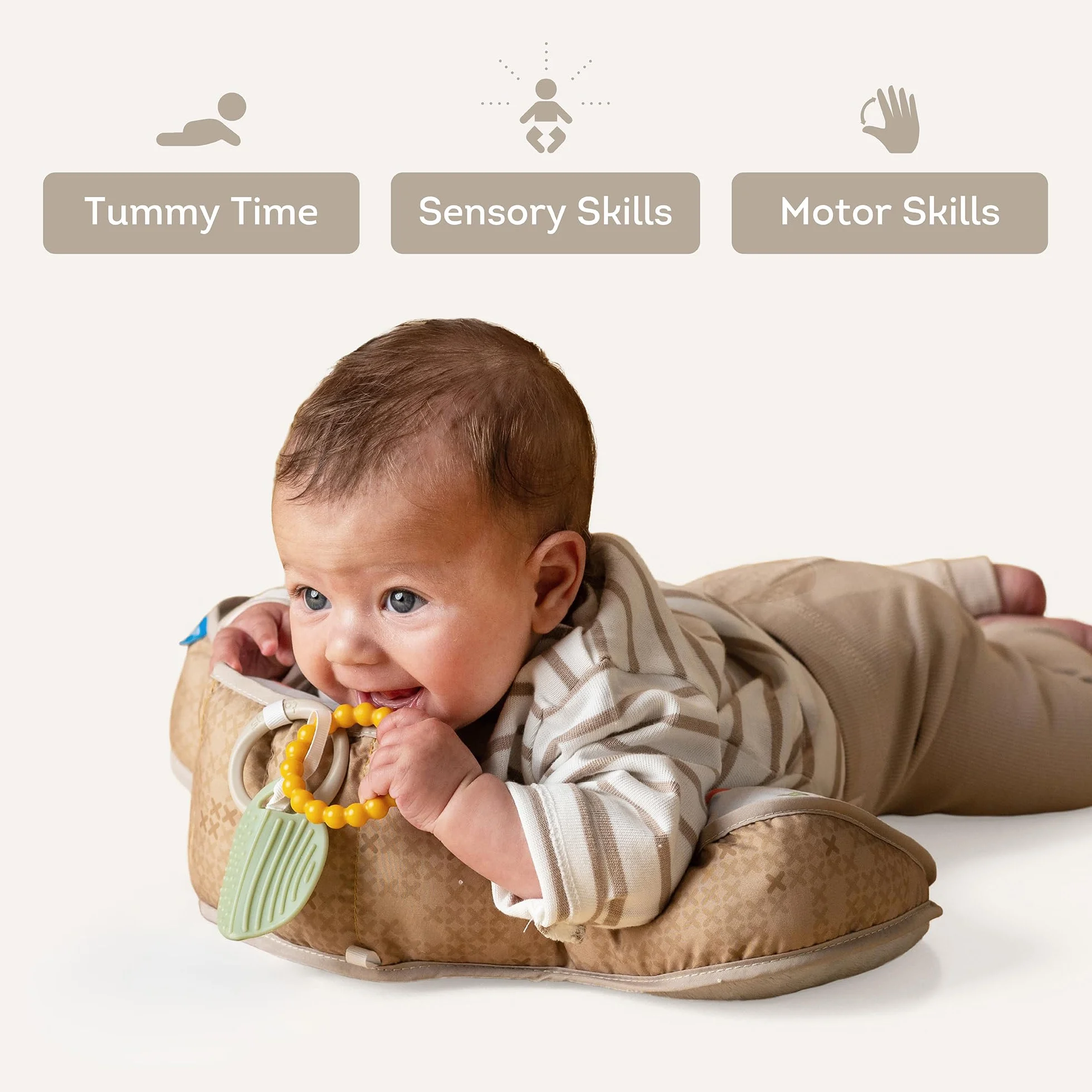 Poduszka Tummy Time Baby Bear - Poduszka brzuszna z 2 wyjmowanymi zabawkami - rozwój motoryki i mięśni szyi - od urodzenia - 40x27x11 cm - 13715