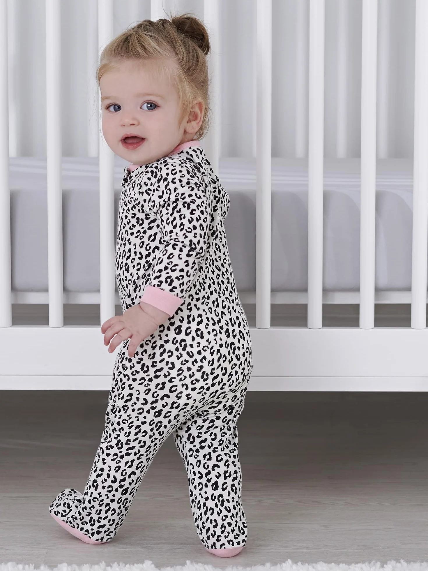 Gerber Sleep 'N Play Śpioszki dziecięce dla dziewczynek ze stópkami, 4-pak