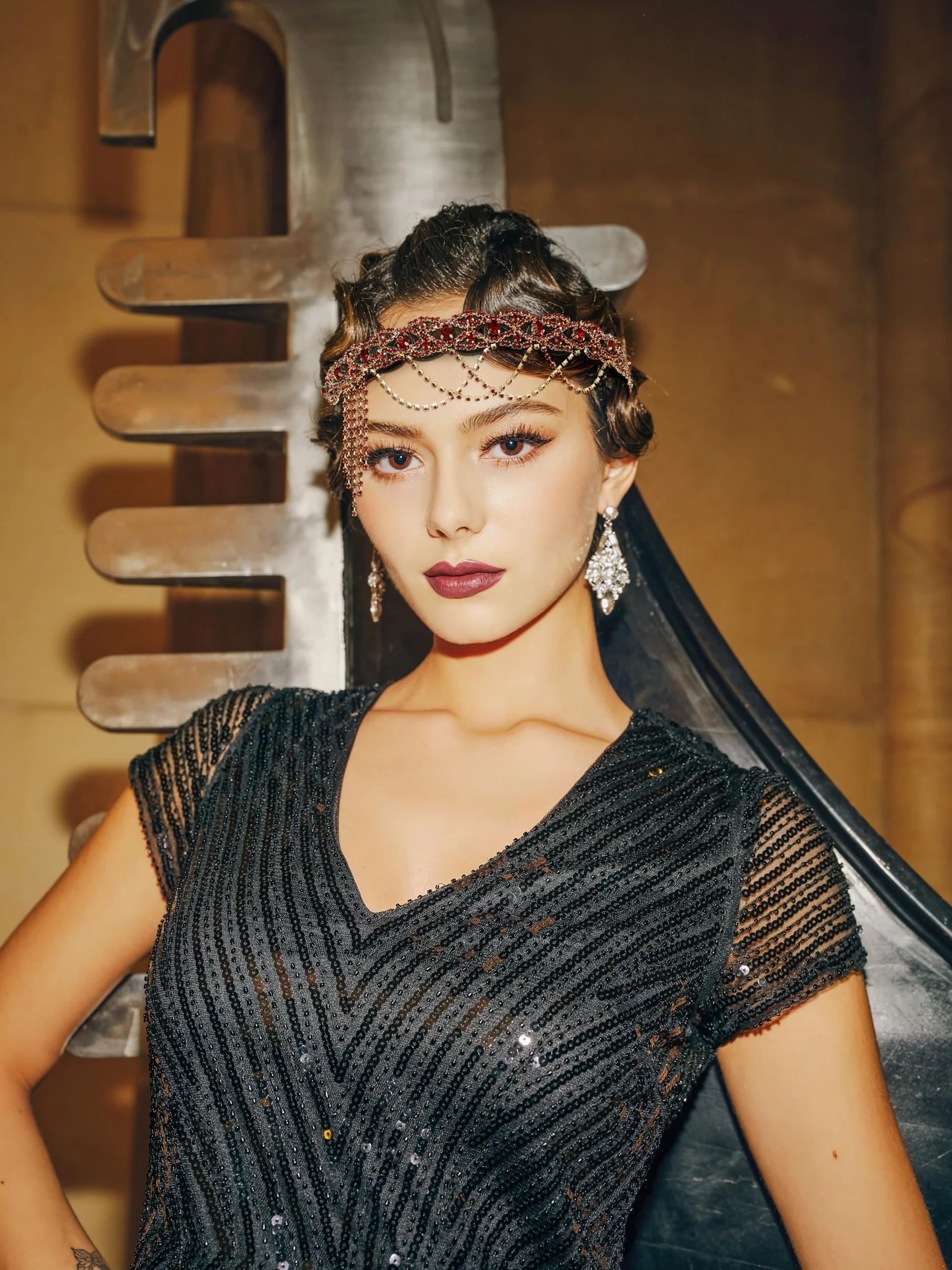 BABEYOND Flapper opaska na czoło Gatsby w stylu lat 20. XX wieku, stras, na wesele, bal absolwentów, opaska na głowę, ozdoba głowy dla kobiet, czerwona