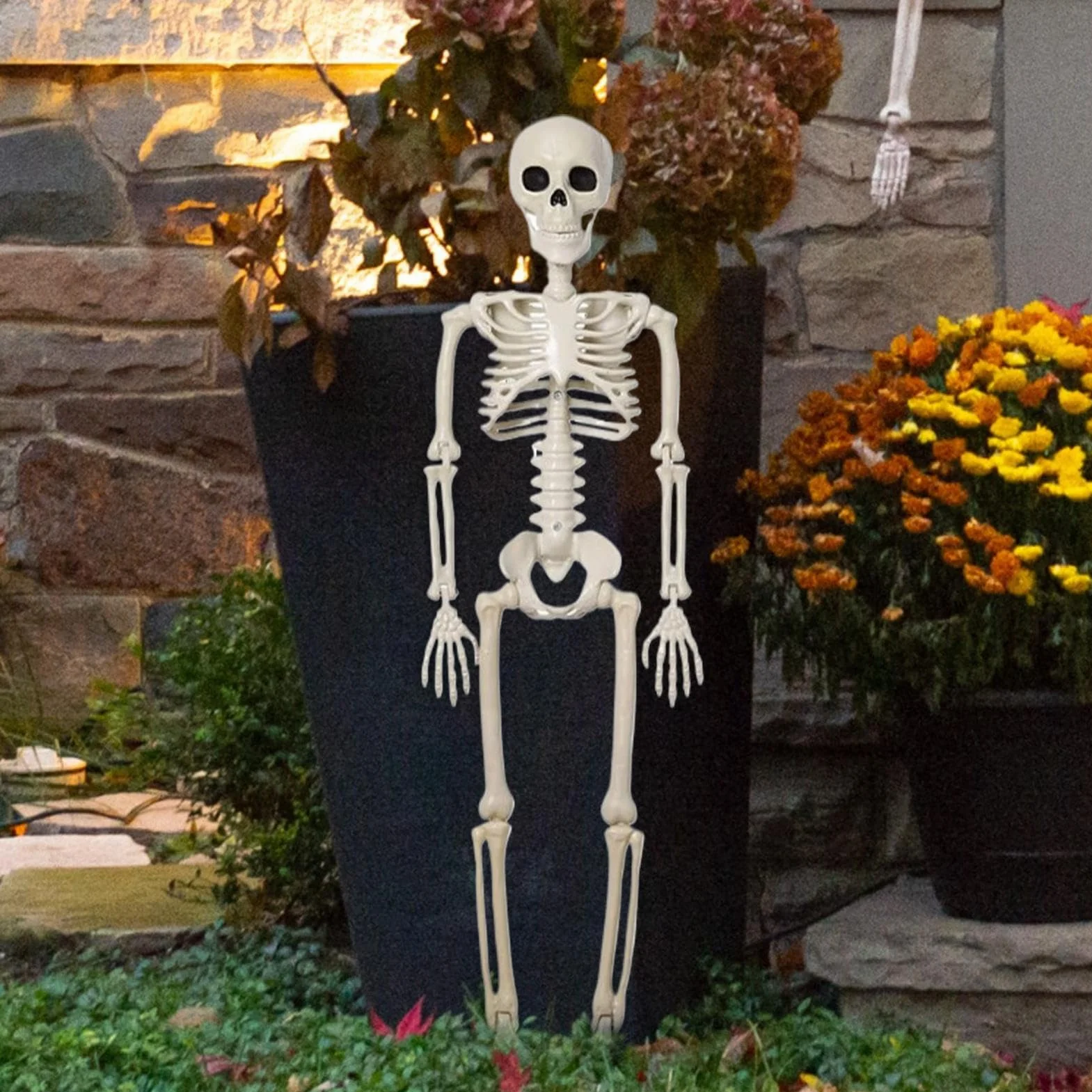 Dekoracja szkieletu – naturalnej wielkości Halloween szkielet dekoracja z ruchomymi przegubami – straszna czaszka ozdoba na grób do domu duchów, ogrodu, dekoracja stołu, na imprezę