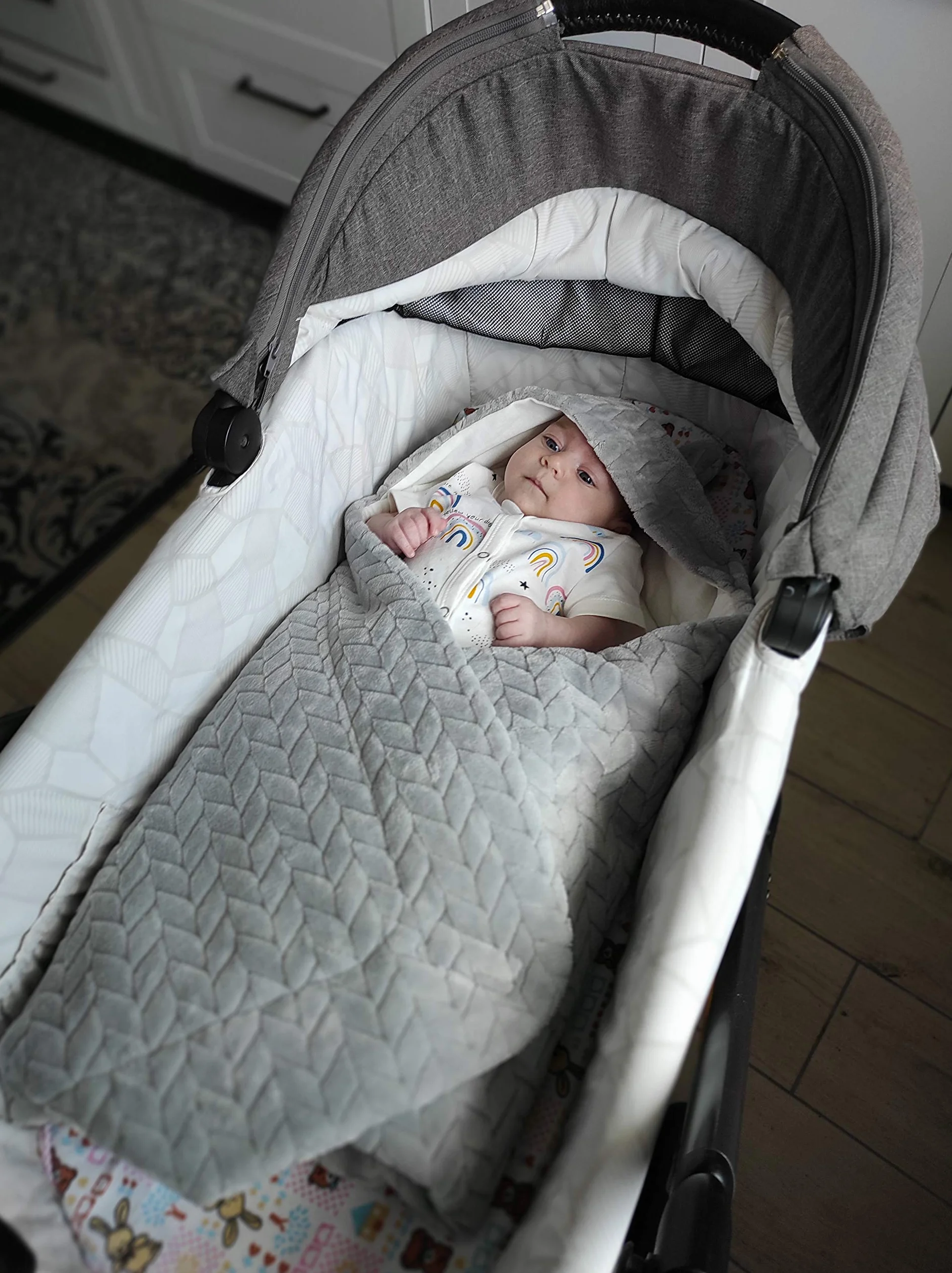 DANKA Koc do fotelika dla niemowląt, wózka dziecięcego, fotelika dziecięcego i Maxi Cosi – koc dla noworodków, 80 x 80 cm, z kapturem i zapięciem na rzepy, na zimę i lato, całoroczny – szary