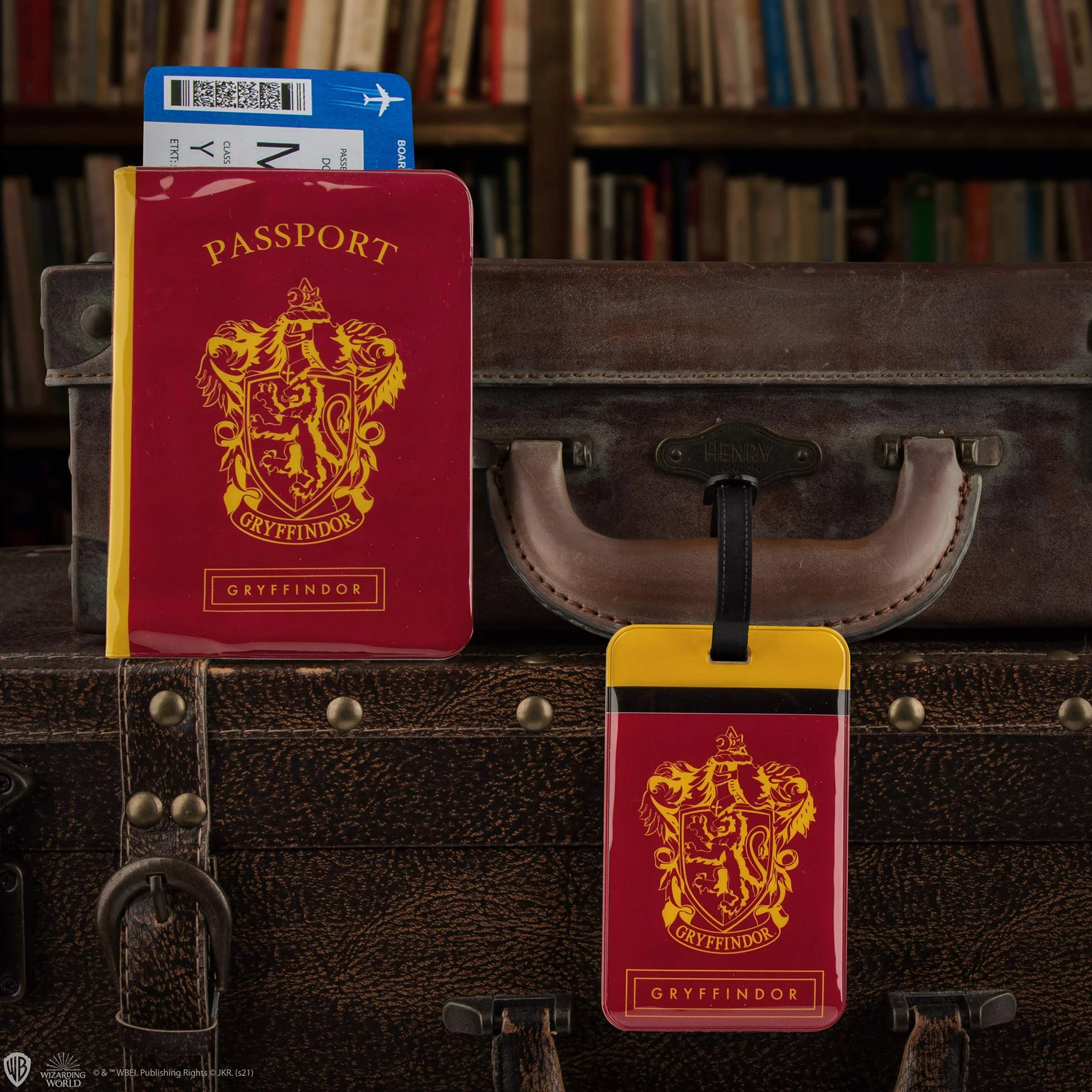 Harry Potter Zestaw przywieszka i okładka na paszport Gryffindor