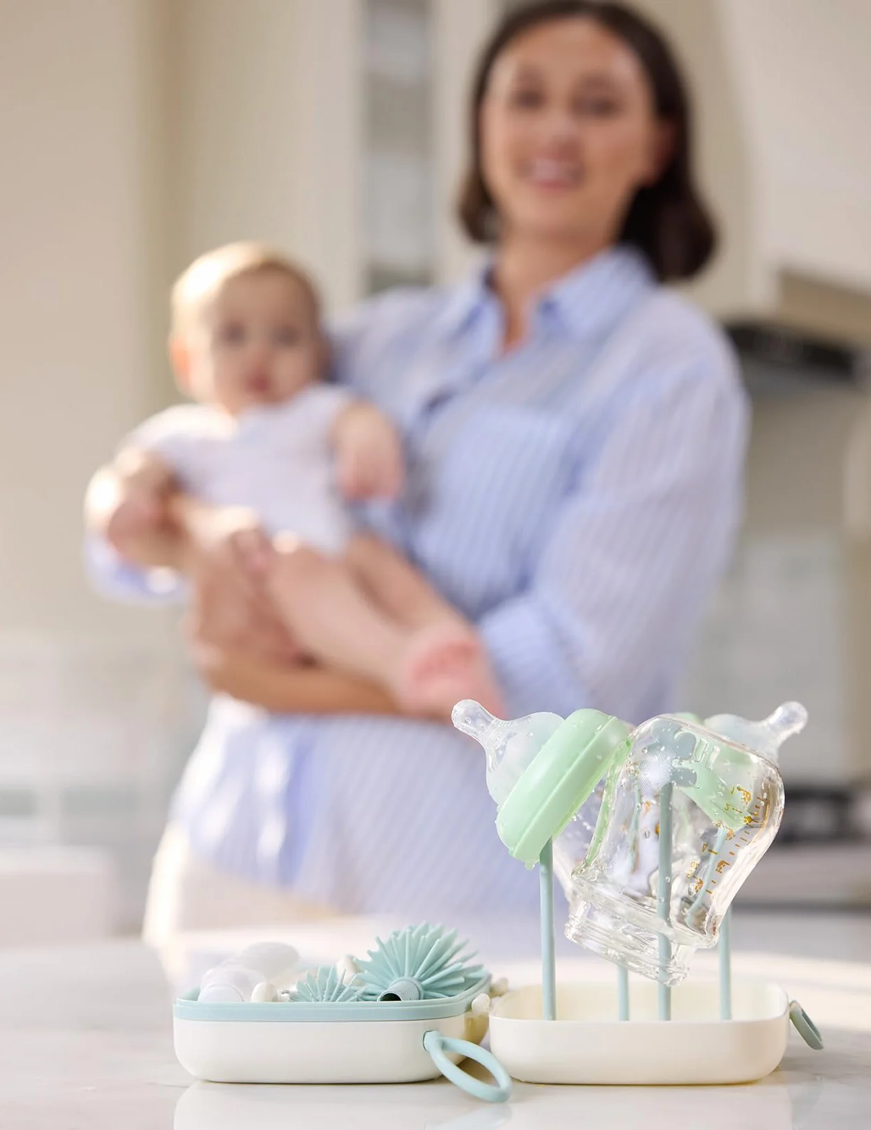 Momcozy Zestaw szczotek do butelek – zestaw do czyszczenia butelek dla niemowląt z silikonową szczotką, szczotką do sutków, szczotką do słomki, dozownikiem mydła, stojakiem do suszenia, narzędzie do