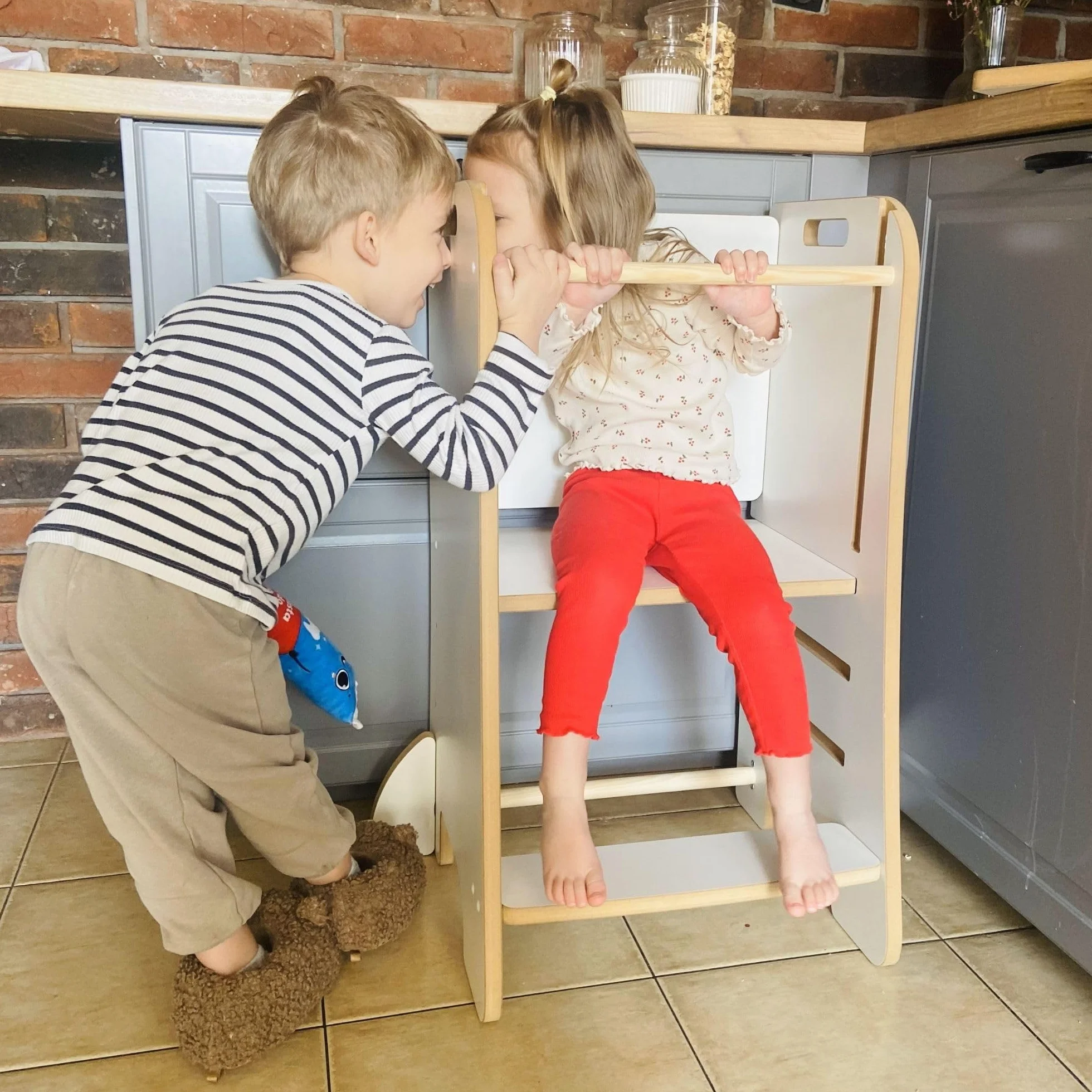 Kitchen Helper dla dziecka – super bezpieczny Pomocnik kuchenny Montessori, Wieża Edukacyjna Dla Dzieci, Bezpieczny stopień dla dzieci do Kuchni, Certyfikat, Zabudowana Przestrzeń, Wyjmowana Blokada