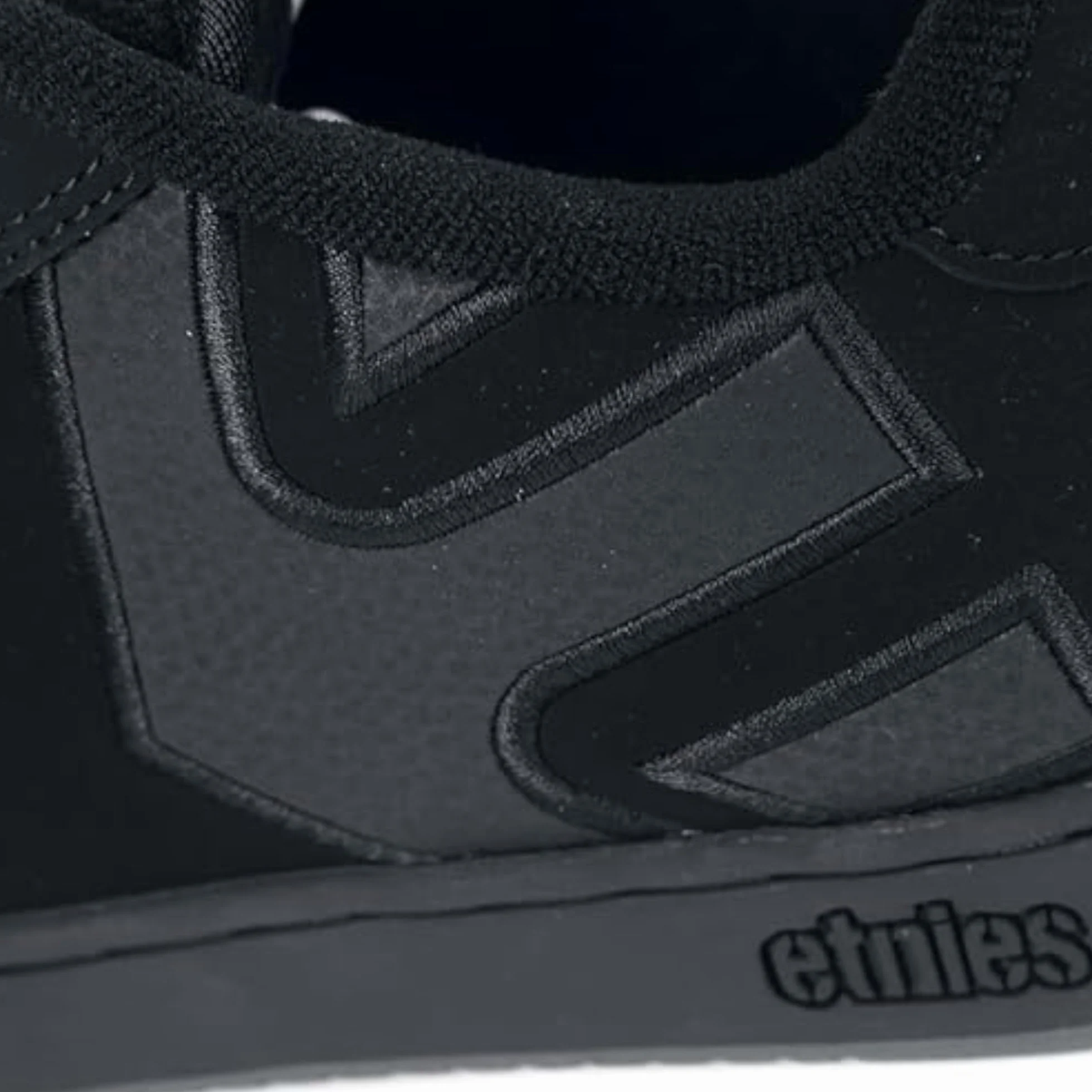 etnies Fader – Klasyczny styl skate heritage z modnym, puszystym wyglądem, wzmocniona cupsole, dopasowanie z amortyzacją, sneakersy na co dzień