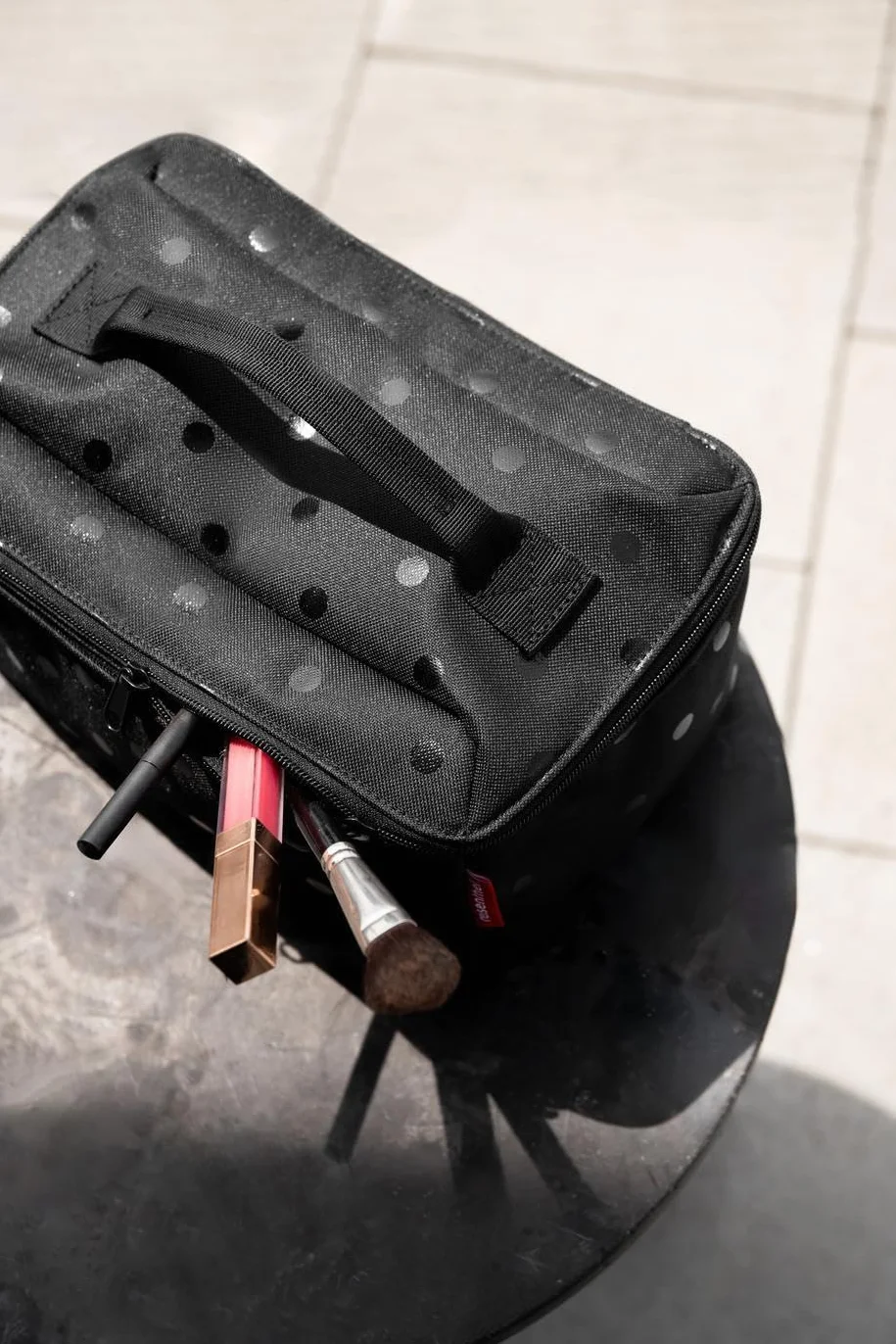 Reisenthel Beautycase Błyszczące kropki czarne - Kwadratowa Kosmetyczka Organizer Bagażowy