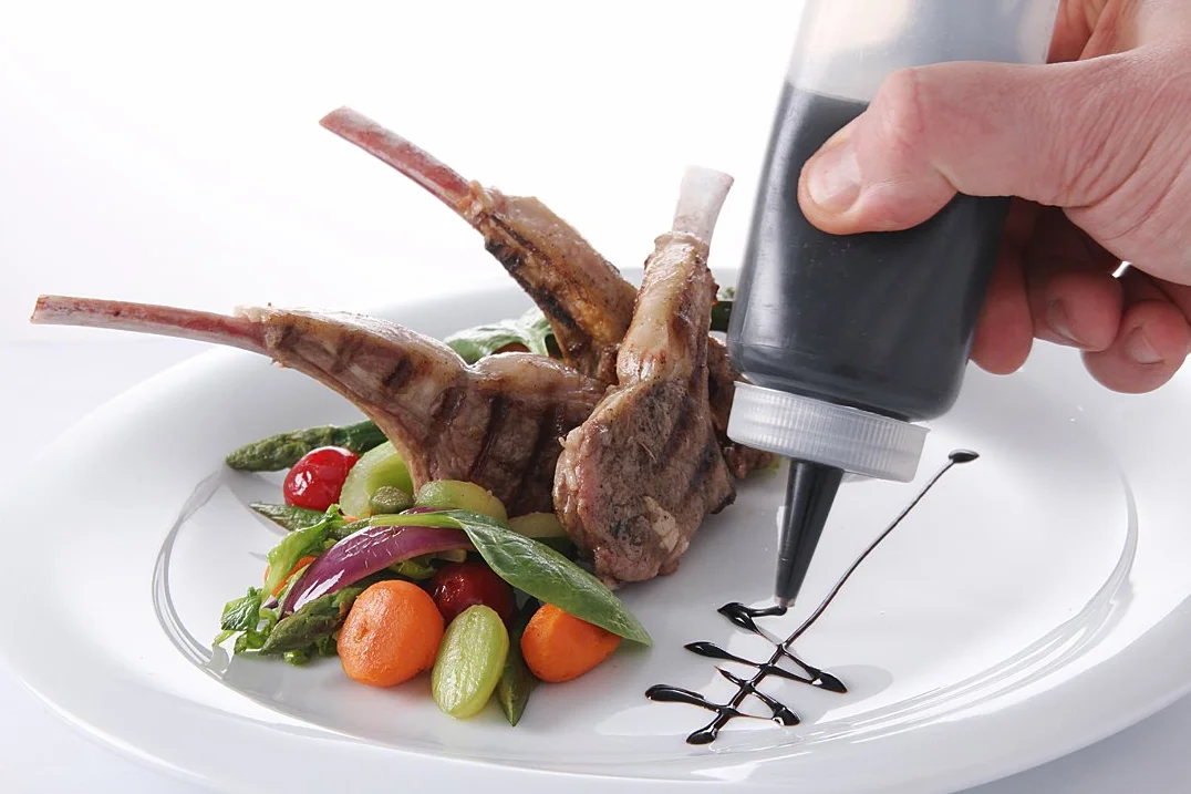 HENDI Dyspenser do sosów, 350 ml, szczelna, wielokrotnego użytku, do ketchupu, musztardy, oliwy z oliwek, butelka wyciskana, ø55x(H)205mm, polietylen, przezroczysta