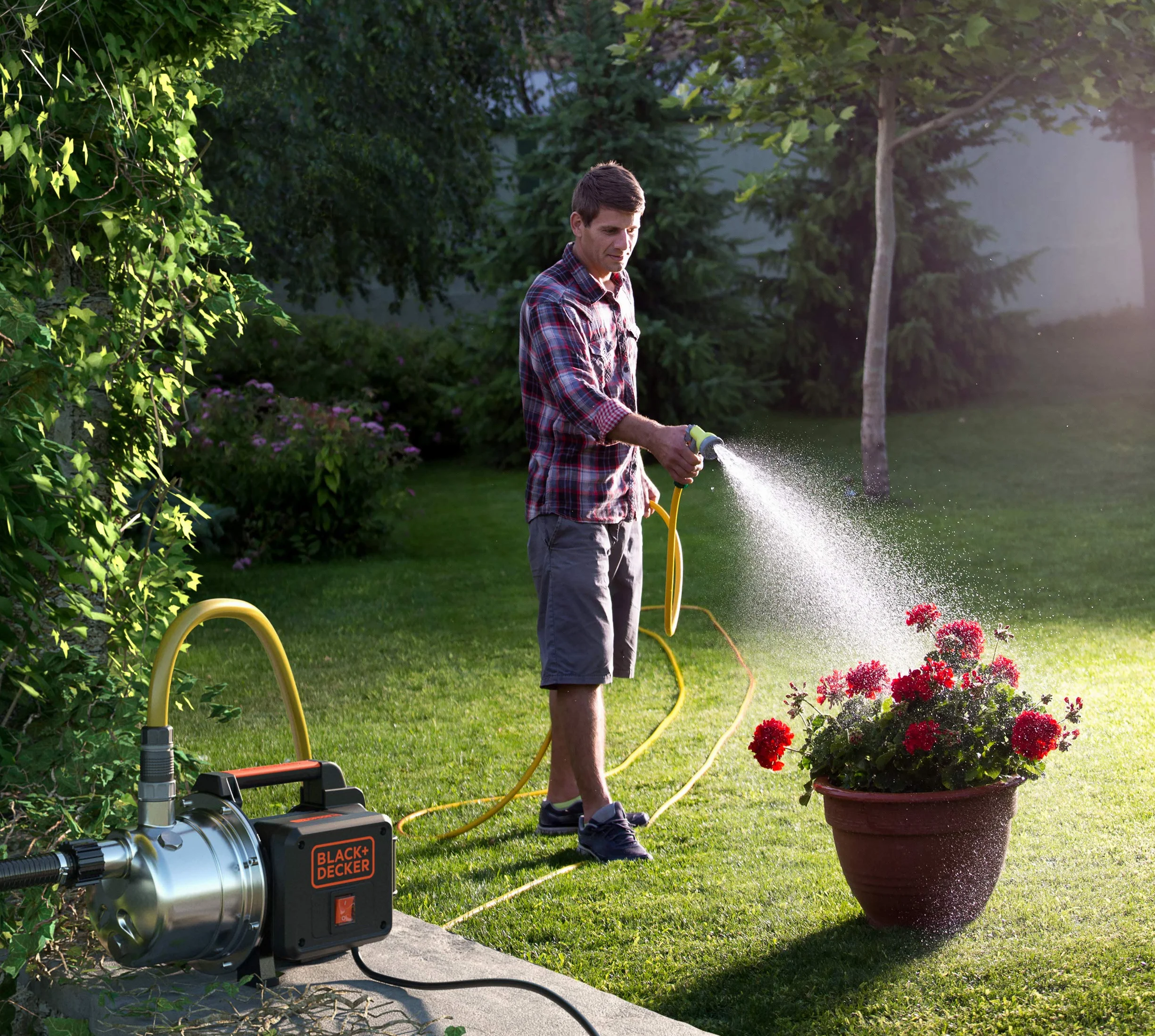 BLACK+DECKER BXGP800XE pompa samozasysająca do czystej wody (800 W, maks. wydajność tłoczenia 3500 l/h, maks. wysokość tłoczenia 38 m)