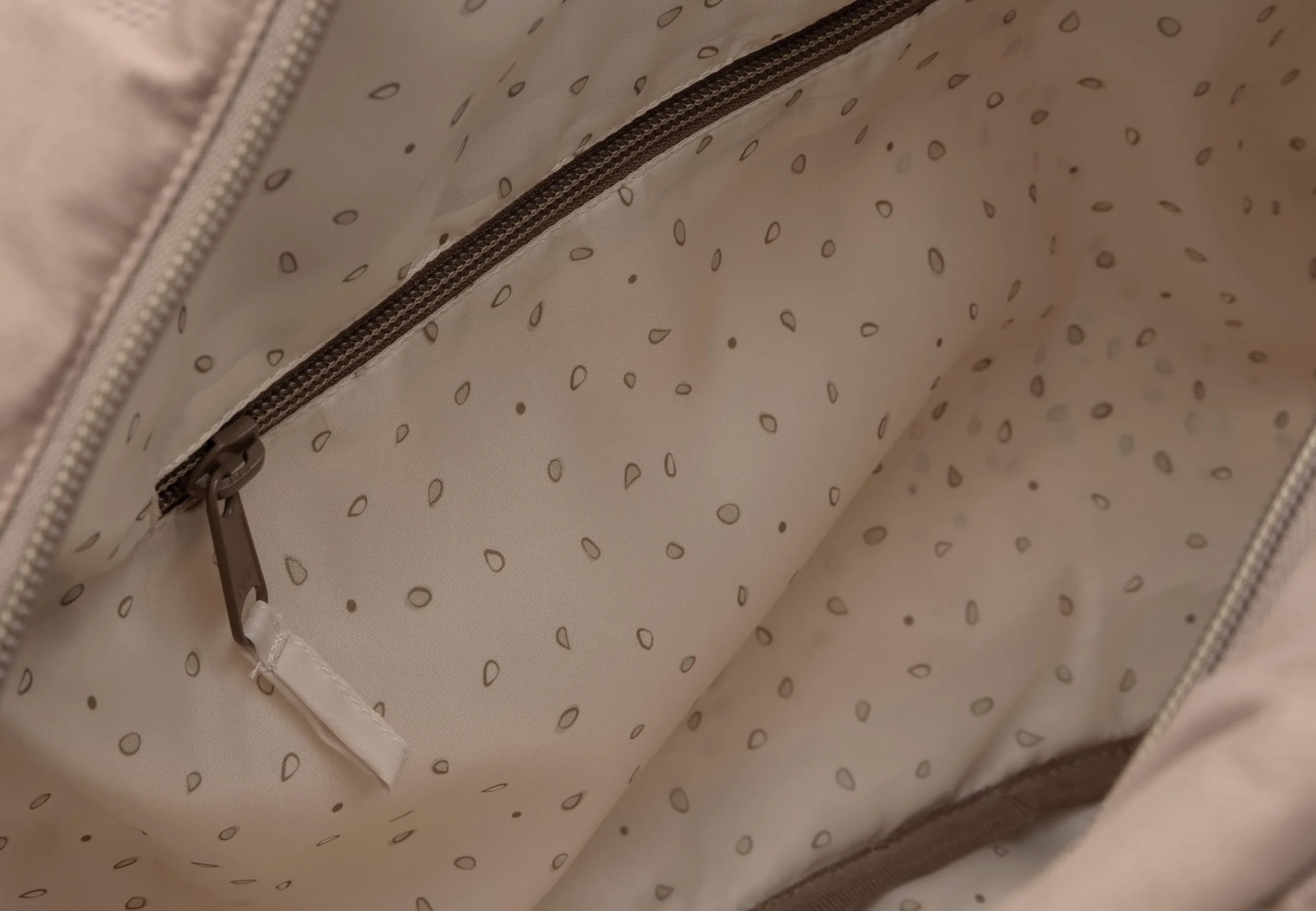 Jollein Torba do przewijania Embossed Lily – mleczna kawa – stylowa torba do przewijania z wytłoczonym wzorem, odporna na działanie wody i łatwa w pielęgnacji, regulowany pasek na ramię – 42 x 30 x 15