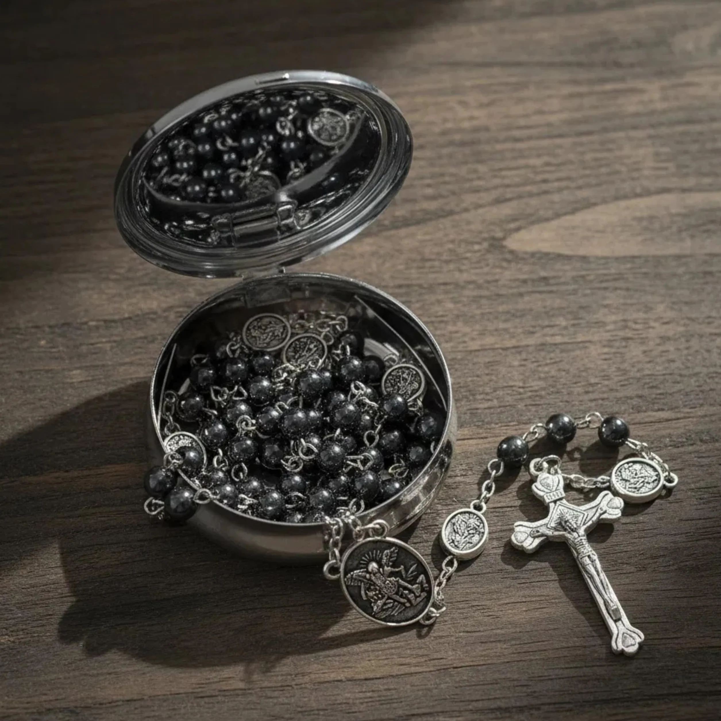 Nazareth Store Różaniec św. Michała, hematyt, kamienne koraliki, naszyjnik, metalowe koraliki, chwała, archanioł, medal i krzyż, z metalowym pudełkiem prezentowym