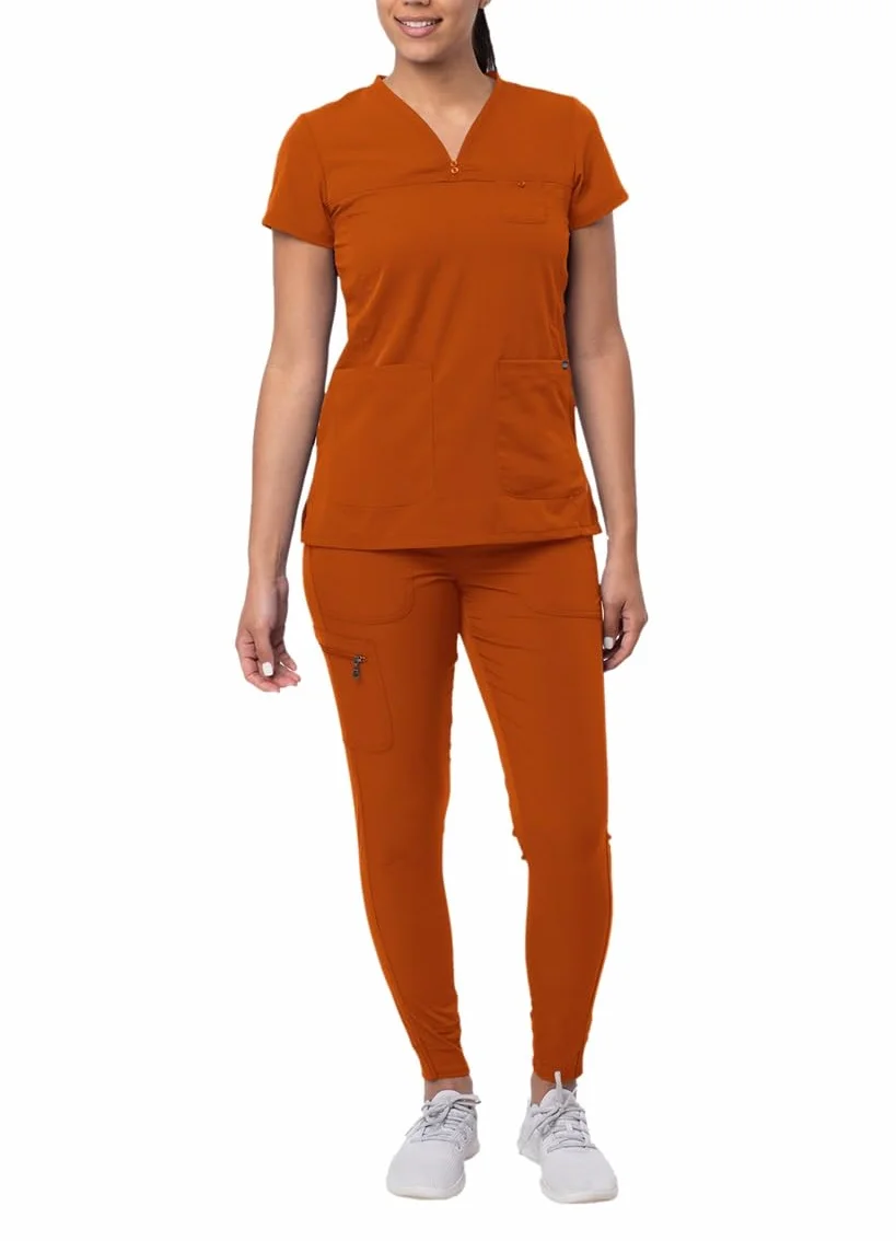 Adar Pro Movement Booster Scrub zestaw dla kobiet Sweetheart dekolt w serek Scrub Top i spodnie do jogi Cynamon XS