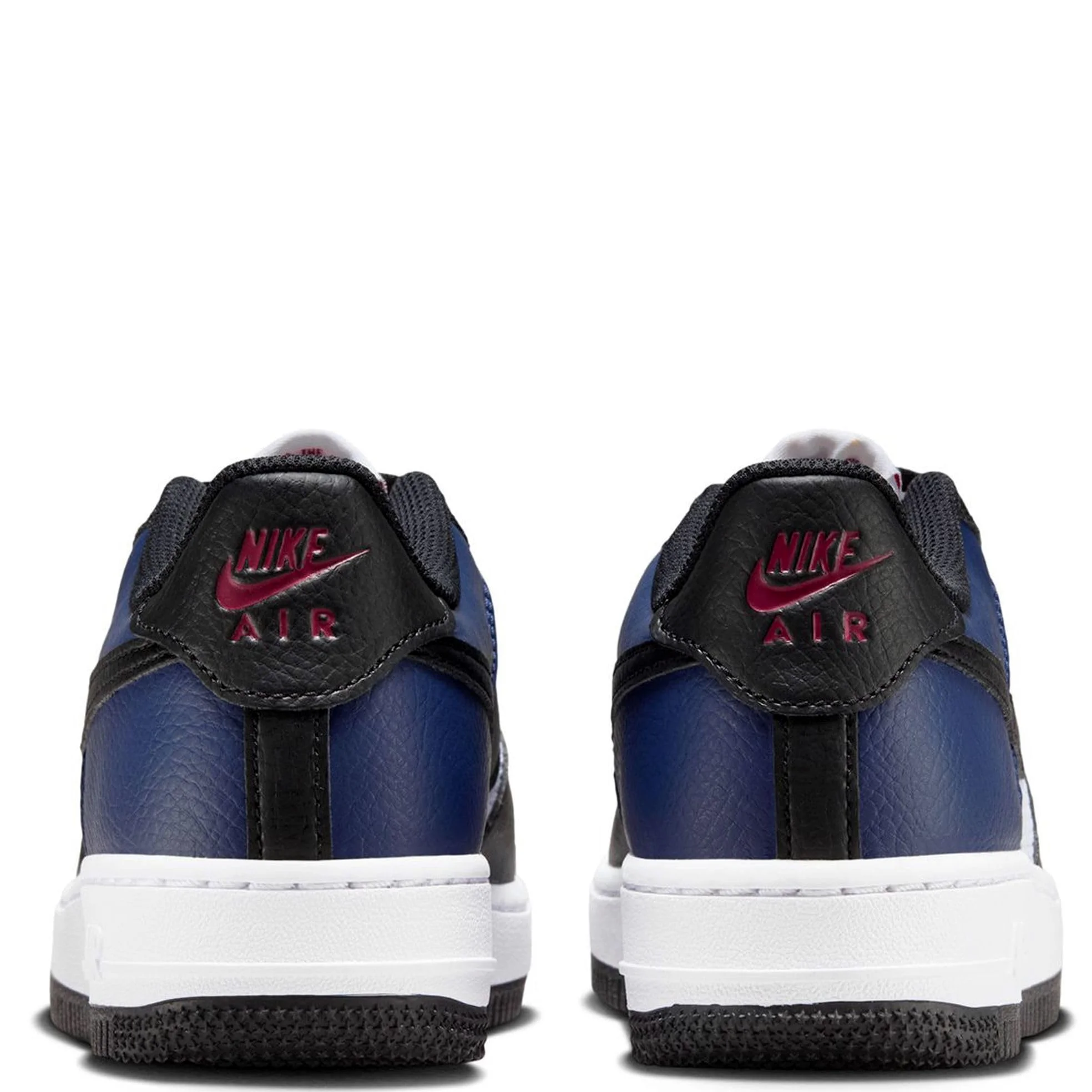 Nike Air Force 1 HJ9201-400 buty sportowe dziecięce, granatowe/białe | Legendarna amortyzacja powietrza i wytrzymałe materiały zapewniają długotrwały komfort na co dzień.