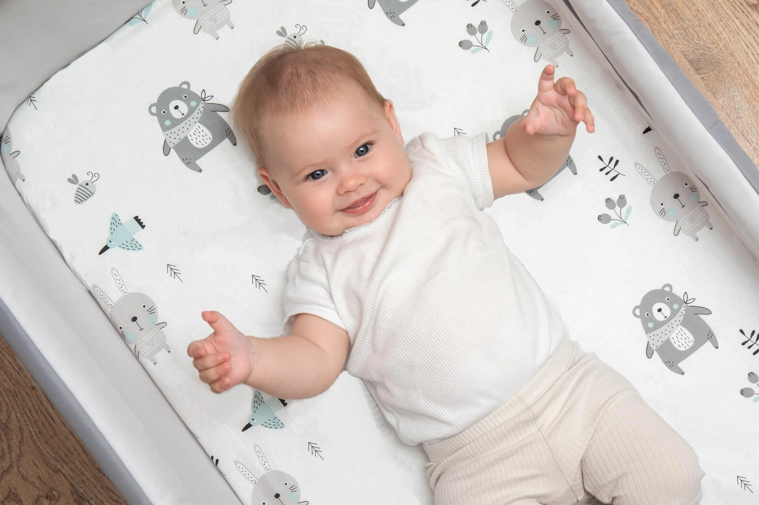 2 x prześcieradło z gumką dla niemowląt, 100% bawełna, miękkie i oddychające, zestaw 2 szt., kompatybilne z Chicco i Kinderkraft (niebieskie zwierzęta, 50 x 83 cm)