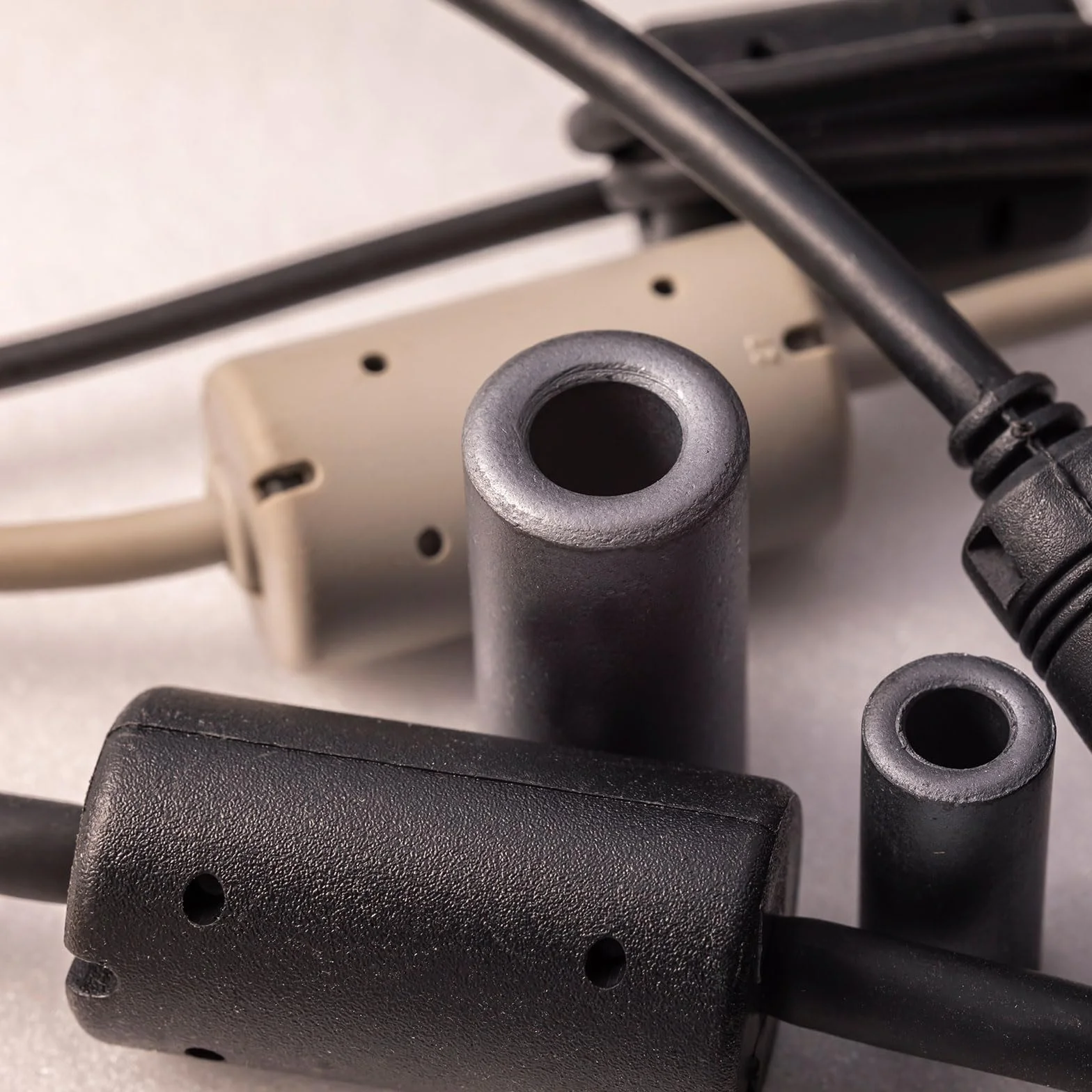 QUARKZMAN 30 sztuk 5 rozmiarów Clip-on Ferrite Ring Core, Zacisk ferrytowy EMI RFI do kabli 3,5 mm/5 mm/7 mm/9 mm/13 mm średnica, czarny