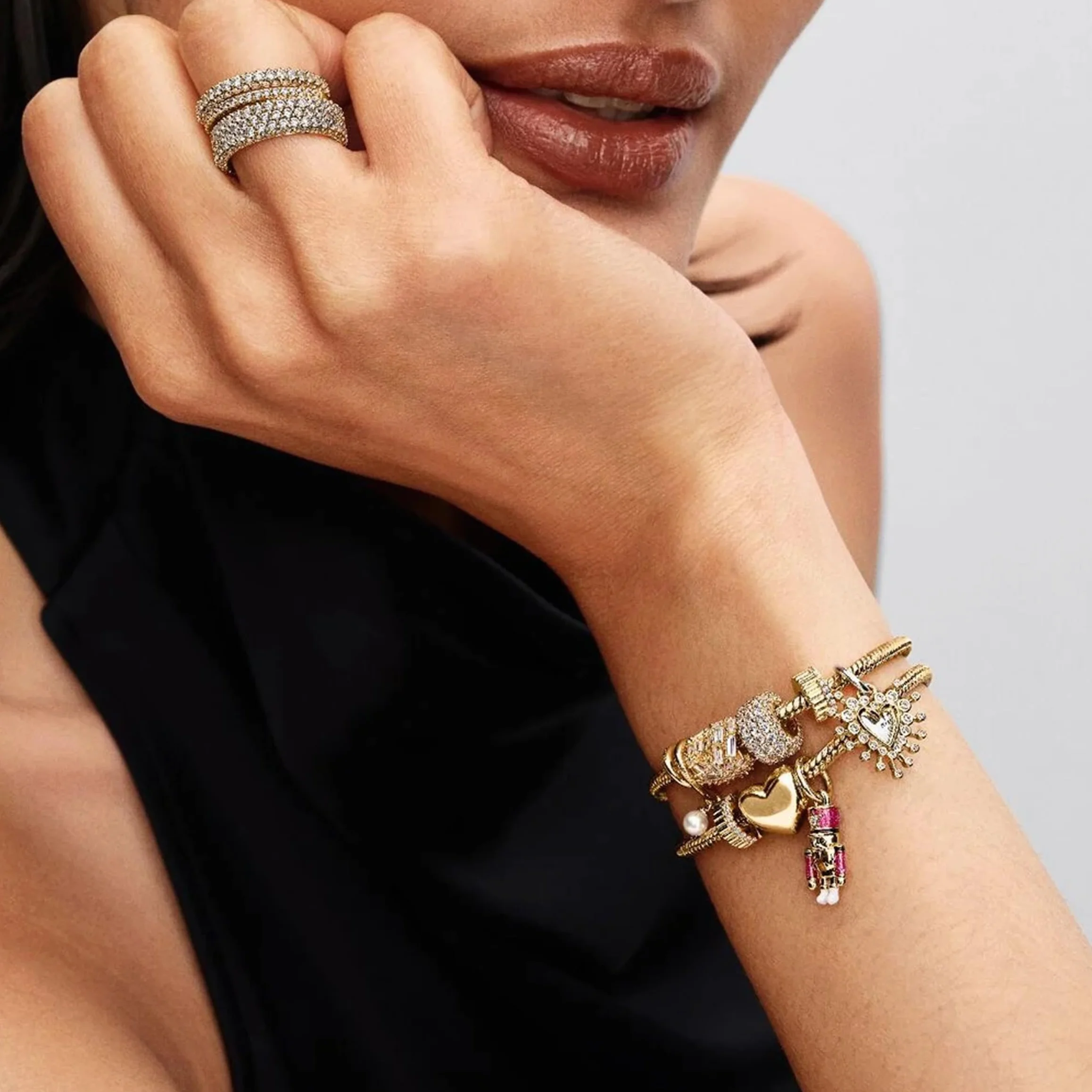 Pandora Moments Charm 764138C01 owinięte serce