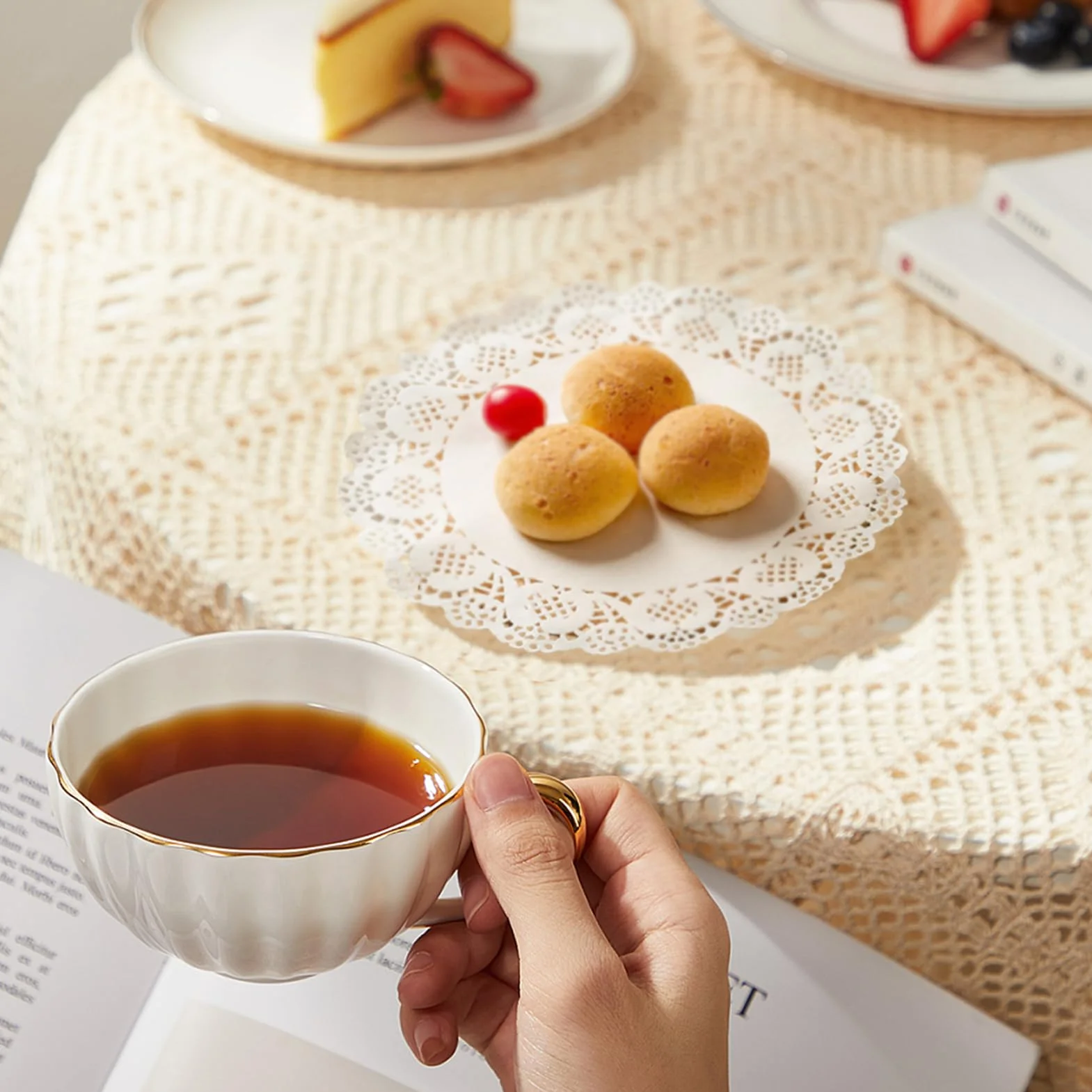 100 sztuk okrągłych podkładek papierowych, 9 cm, koronkowe podkładki na wesela, urodziny i prezentacje deserowe, nadają się do kontaktu z żywnością, jednorazowe - białe, wachlarze papierowe