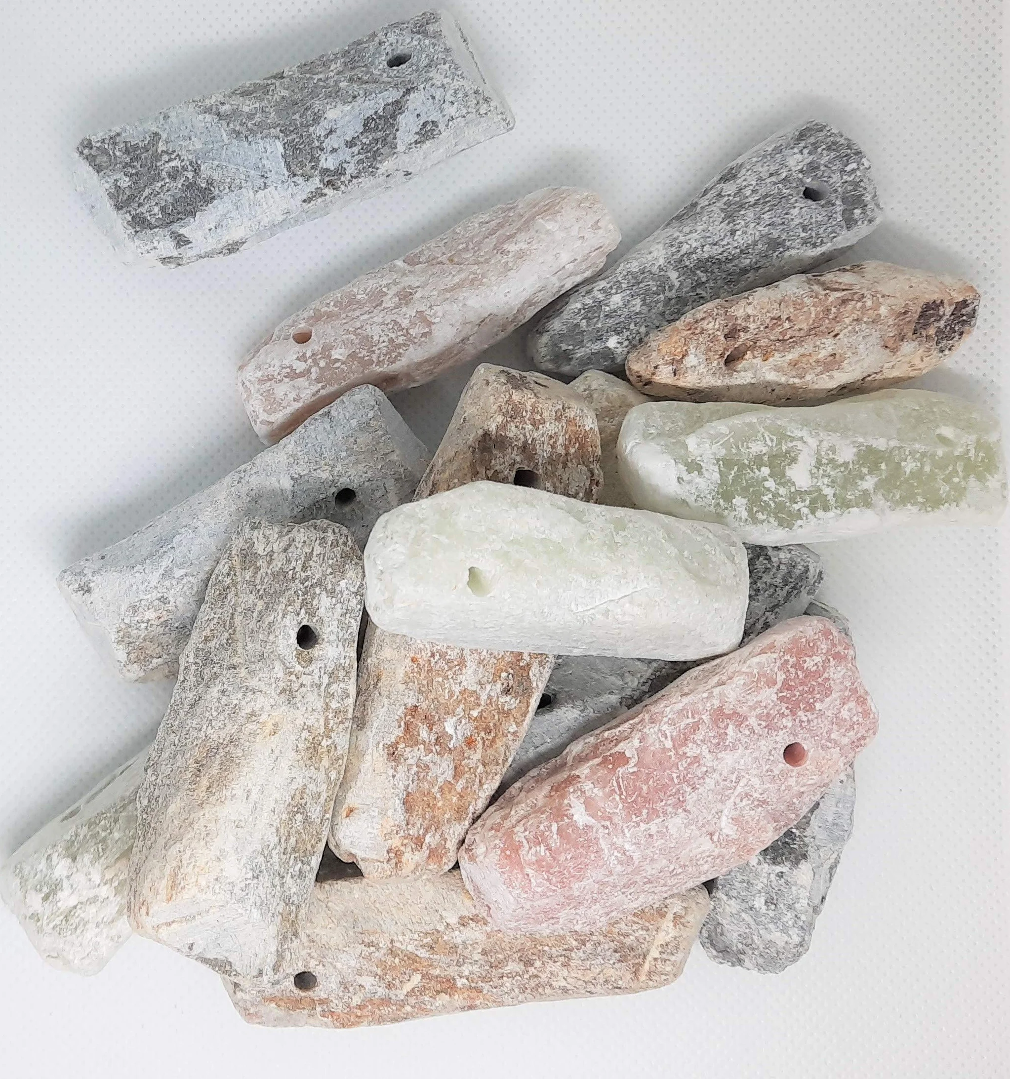 12 kamieni amuletowych steatytu z otworem, kolorowe, sortowane