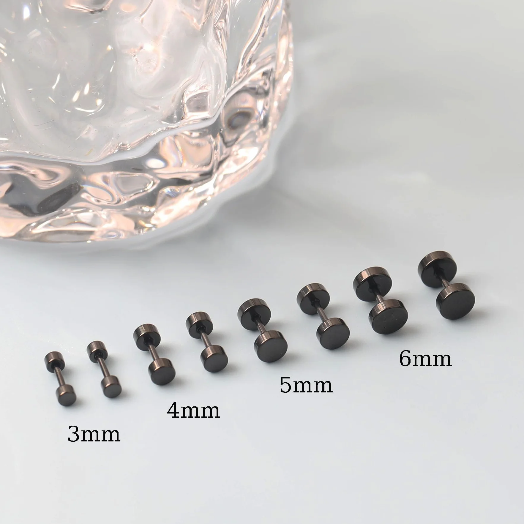 4 pary tytanowe kolczyki dla kobiet, mężczyzn, czarne kolczyki, sztuczna wtyczka, kolczyki tytanowe z pudełkiem, 2/3/4/5 mm