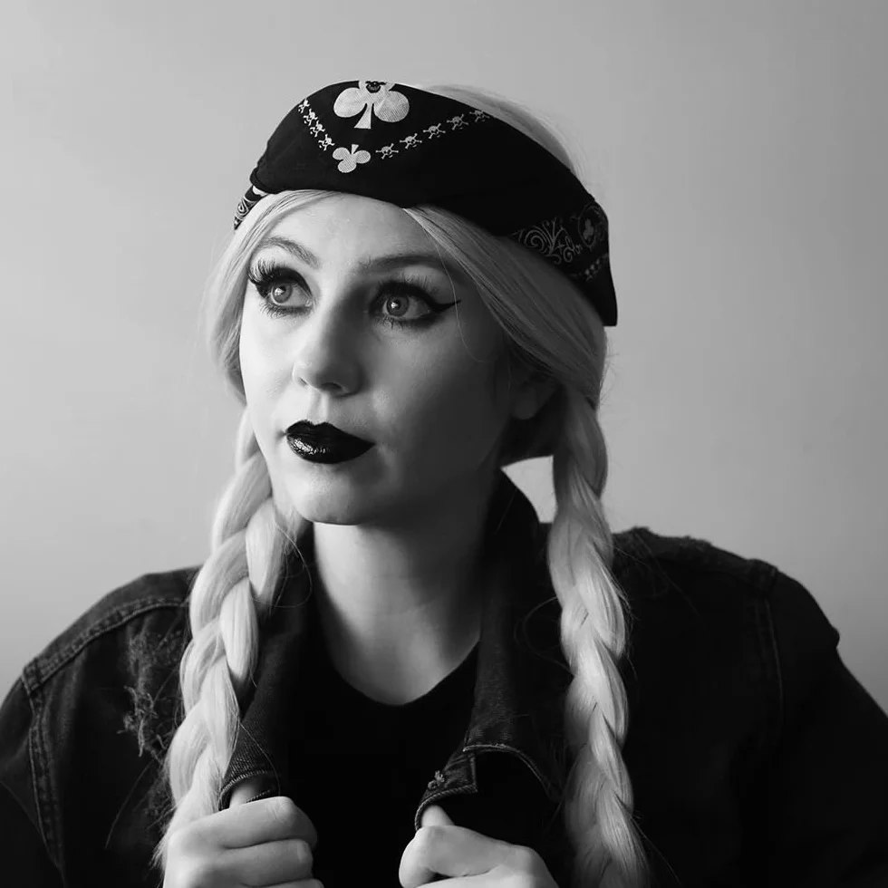 TRIXES Czarna bandana, motyw karty do gry, chusta na głowę z dwustronnym wzorem białej czaszki – ocieplacz na szyję dla dorosłych, unisex, piracka bandana, kominiarka dla motocyklisty, akcesoria,