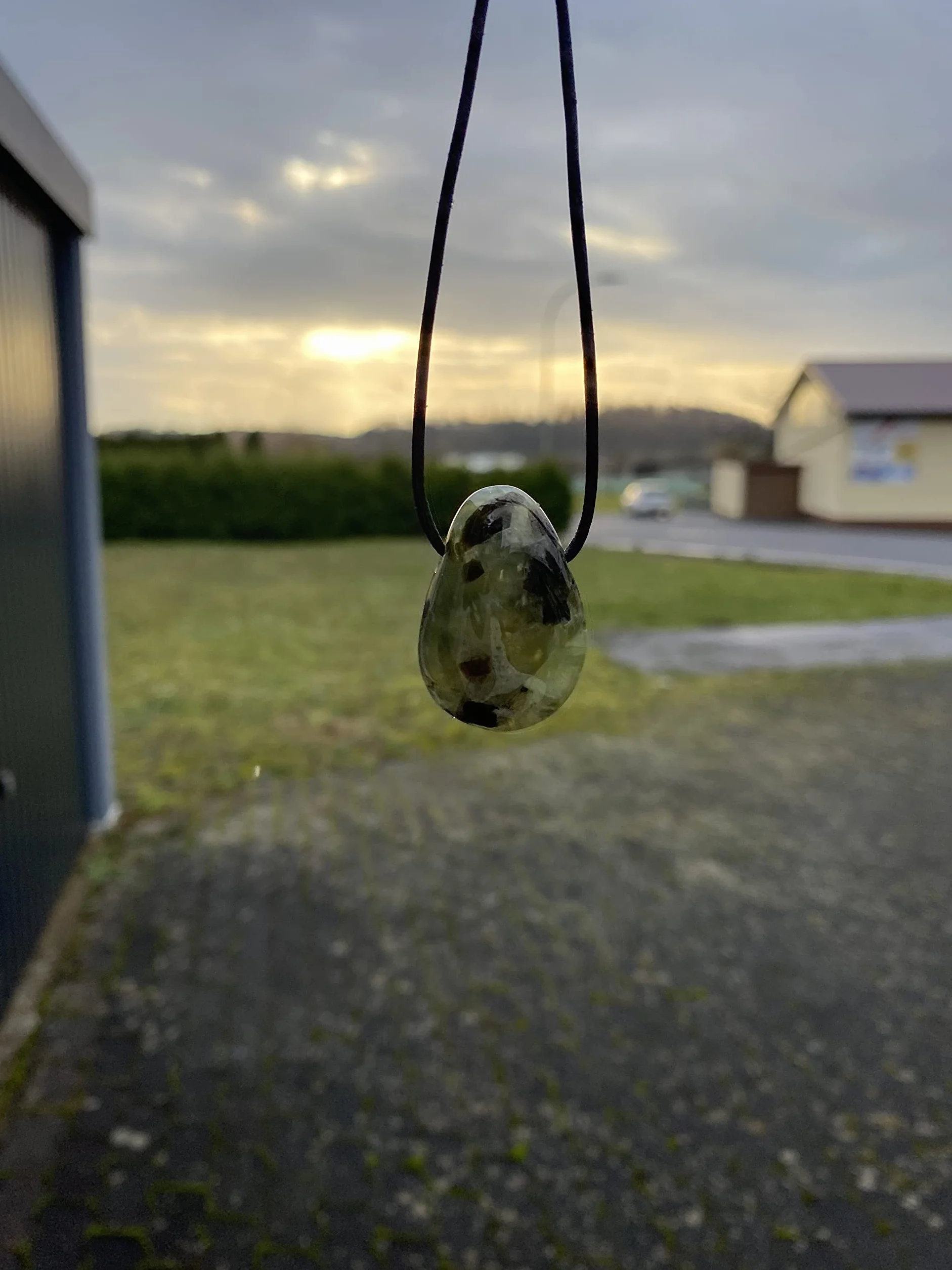 Prehnit australijski kamień bębnowy nawiercany owalny szlifowany z rzemykiem skórzanym