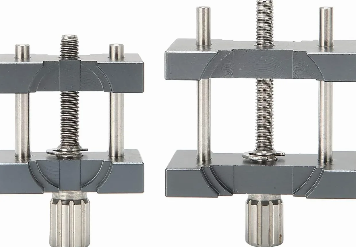 Zestaw 2 regulowanych aluminiowych uchwytów mechanizmu zegarka | Dwa stabilne szare imadła mocują zgodne mechanizmy podczas montażu, czyszczenia, regulacji i precyzyjnego serwisu.