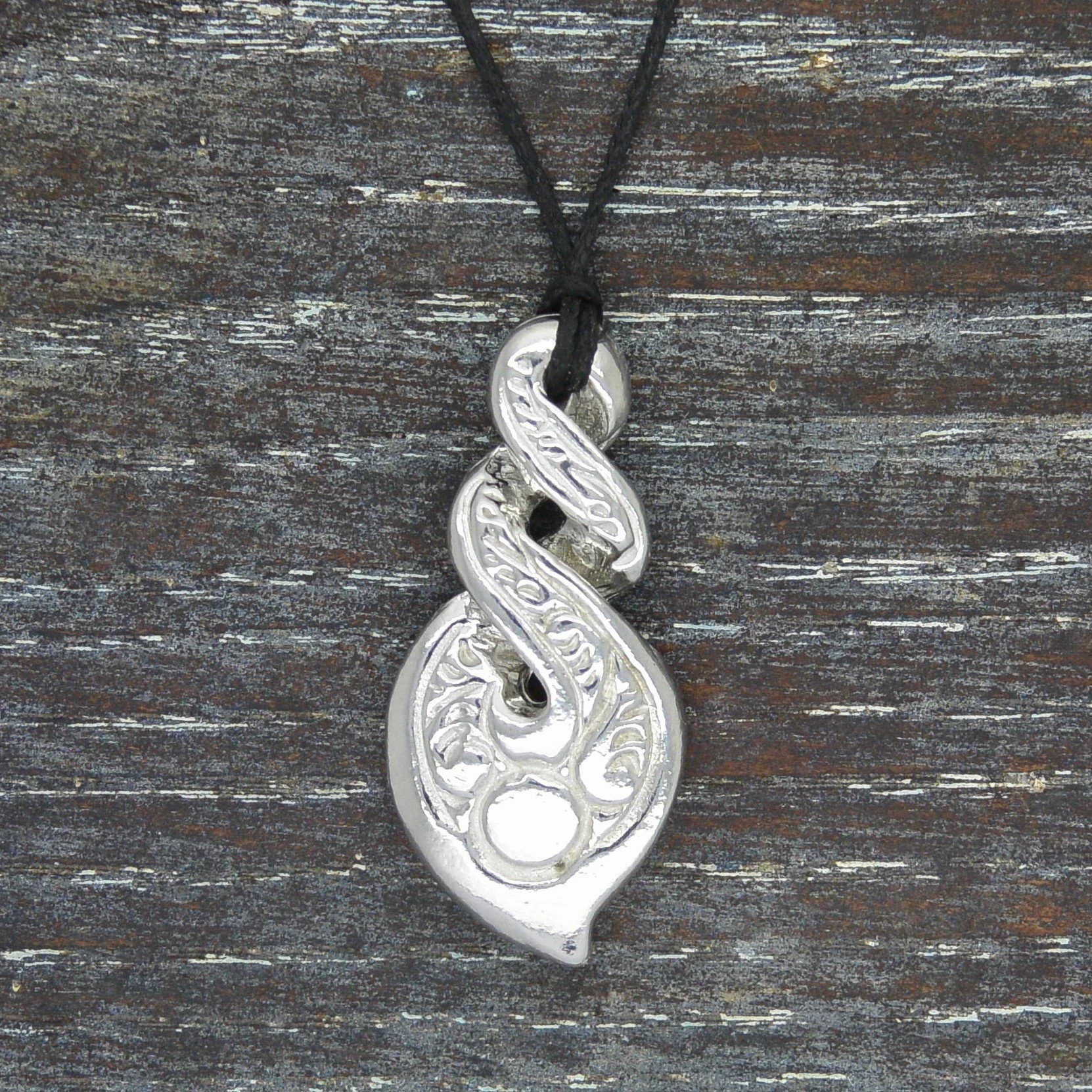 White Cloud New Zealand Kiri wisiorek z pętelką nieskończoności, wisiorek surferski, regulowany sznurek, ręcznie wykonany z cienkiej cyny od Williama Sturta, Jeden rozmiar, Pewter, Bez kamienia