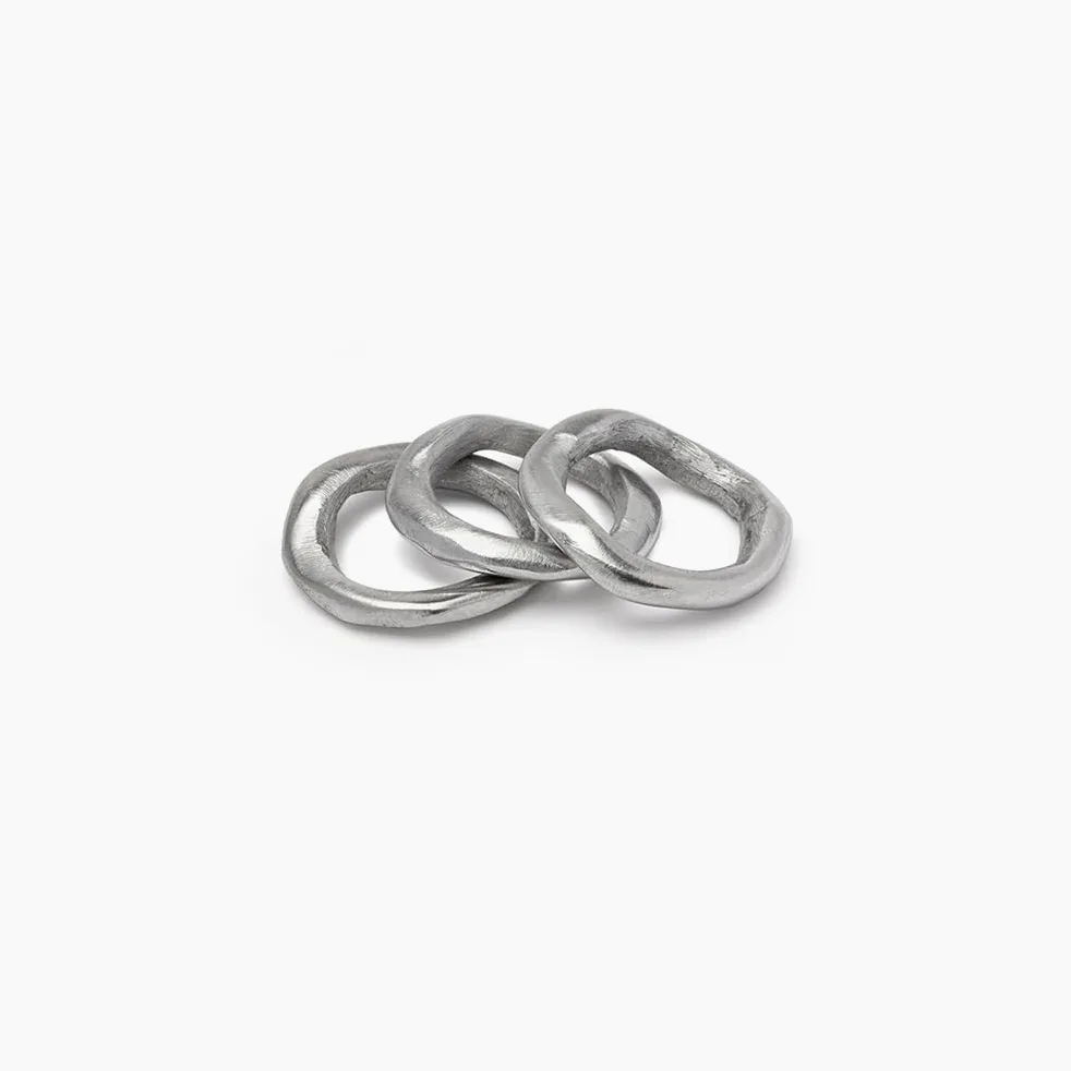 Vestopazzo nieregularny zestaw pierścionków na pierścionek z 3 zawieszkami. Średnica pierścionka ok. 2 cm. Wykonane ręcznie z aluminium w 100% z recyklingu. Rzemiosło, Unisex.AL16234, tg unica,