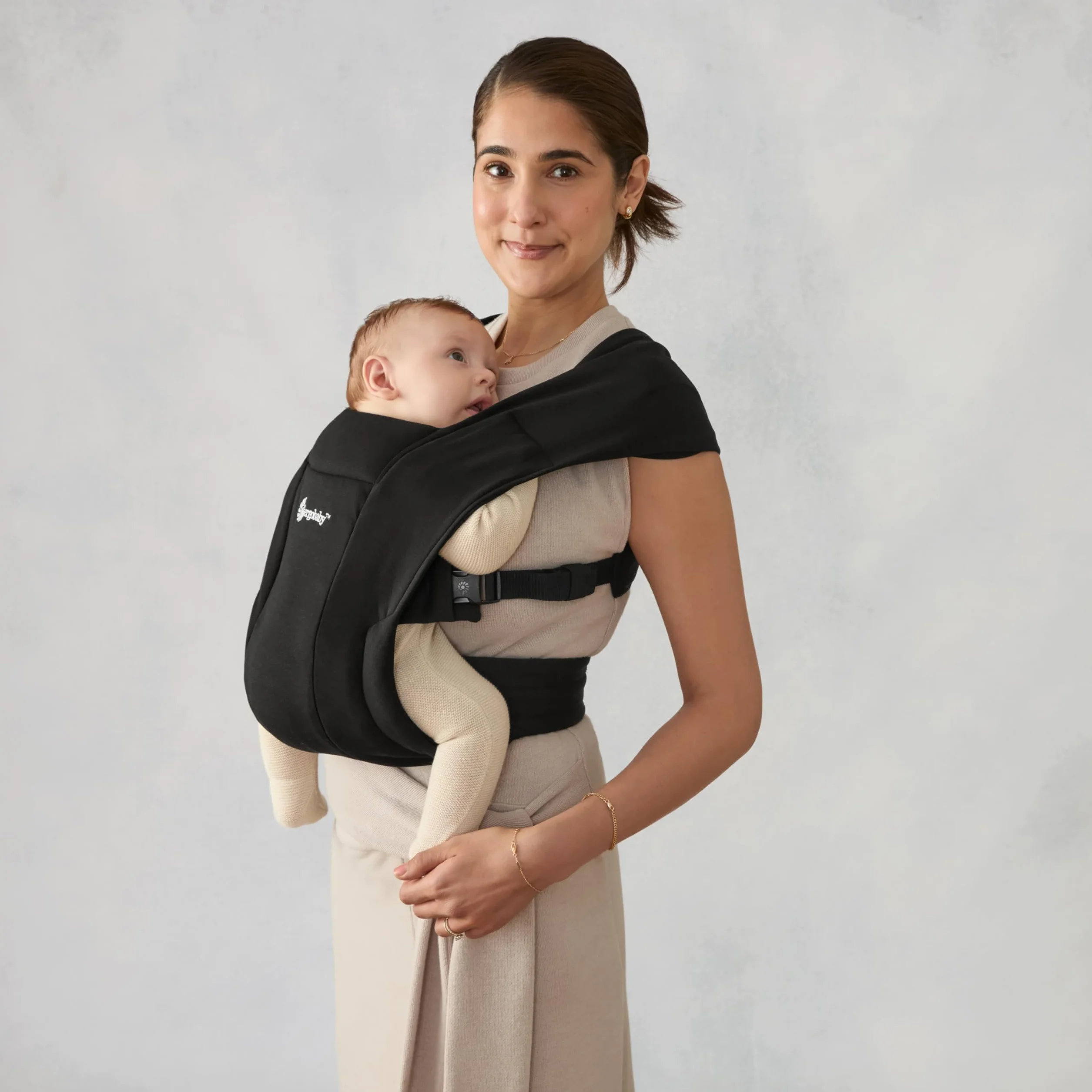 Ergobaby Ergonomiczne Nosidełko Embrace z Pasem Biodrowym, Równomierne Rozłożenie Ciężaru, Komapktowy, Lekki, Łatwy do Zapęcia, Kolor Czarny