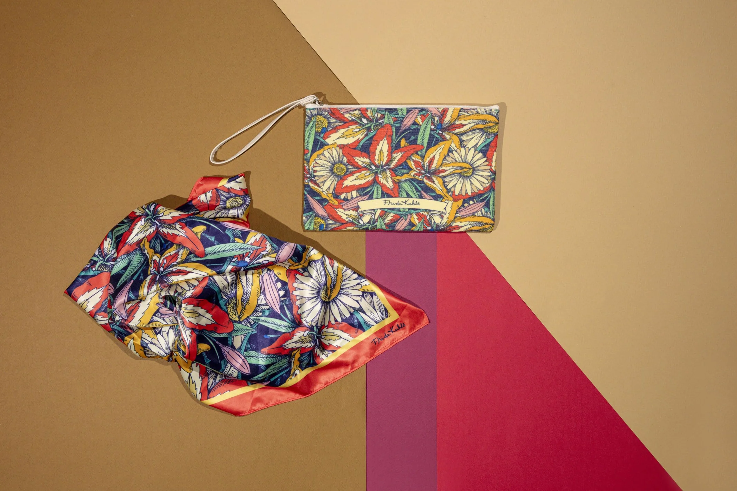 Clairefontaine - 116235C – Elegancka apaszka z kolorowym kwiatowym motywem Frida Kahlo – Artystyczny i modny dodatek – 100% satynowy poliester – 70 × 70 cm – Kolekcja Frida Kahlo