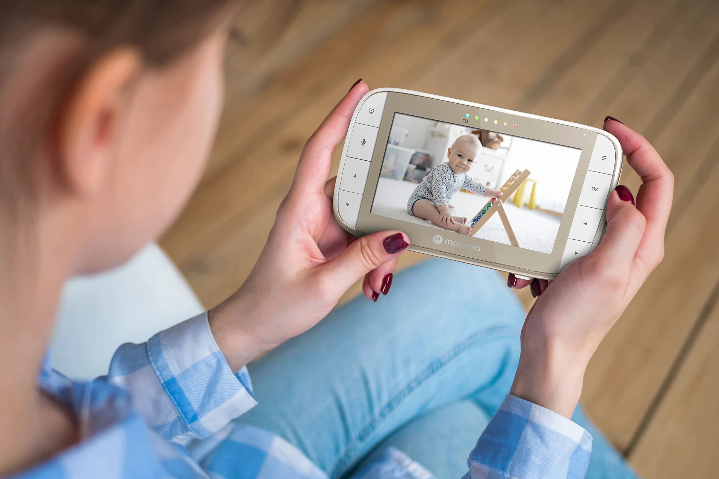 Motorola Nursery VM50G dla niemowląt z kamerą, 5-calowym kolorowym ekranem, funkcją widzenia w nocy, zoomem cyfrowym, dwukierunkową rozmową, czujnikiem temperatury