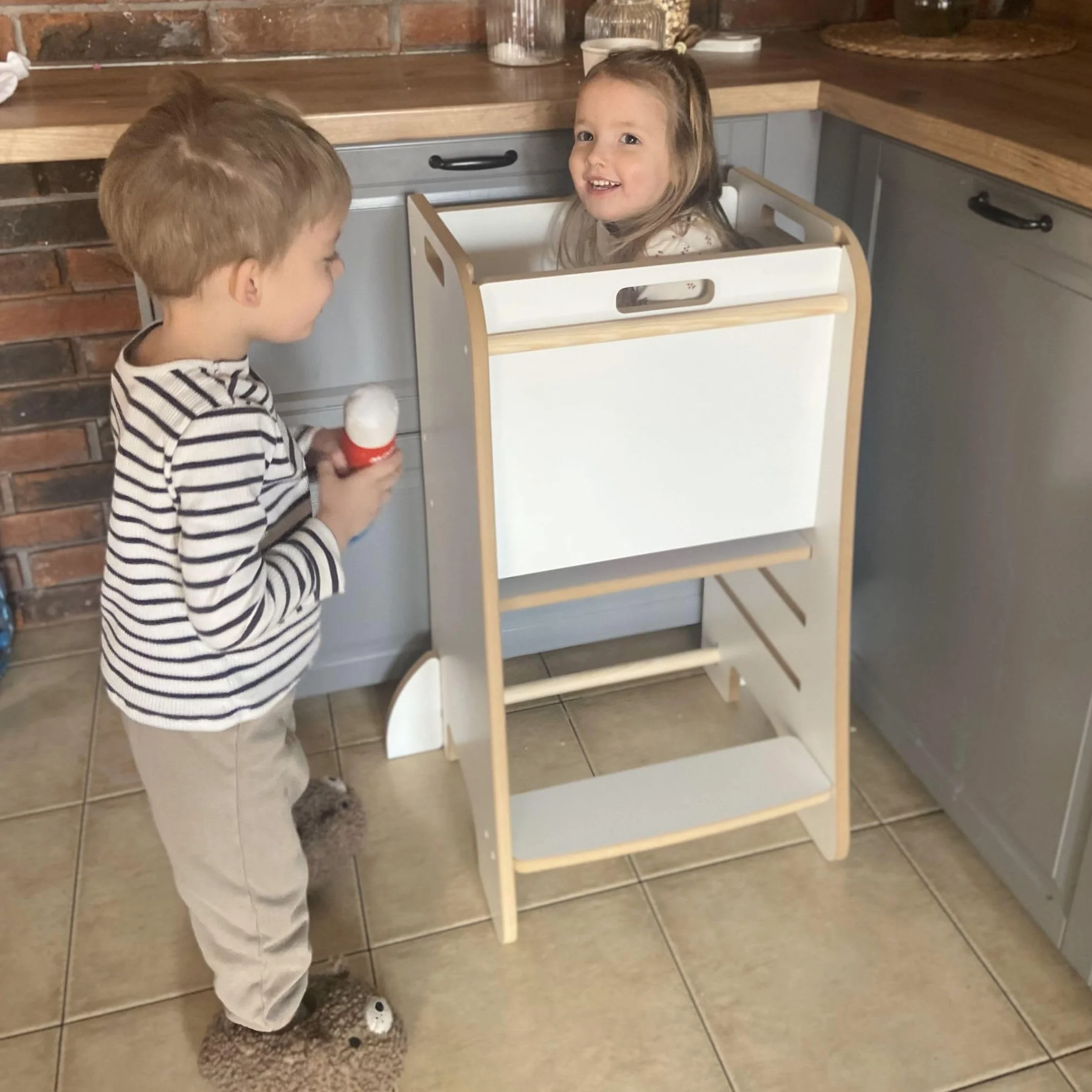 Kitchen Helper dla dziecka – super bezpieczny Pomocnik kuchenny Montessori, Wieża Edukacyjna Dla Dzieci, Bezpieczny stopień dla dzieci do Kuchni, Certyfikat, Zabudowana Przestrzeń, Wyjmowana Blokada