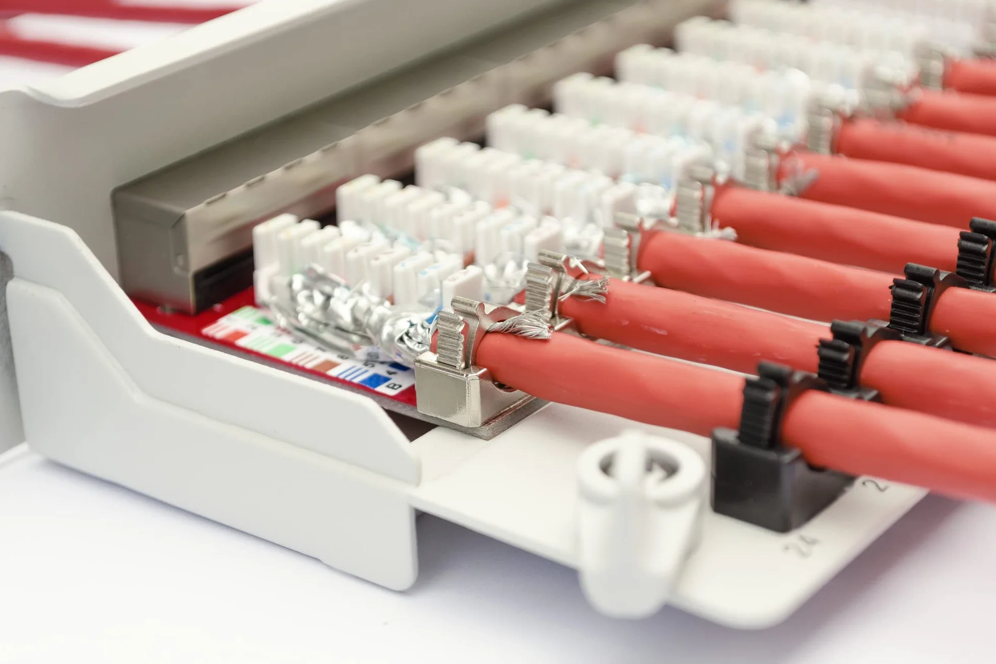 DIGITUS Panel krosowy - 19 cali - Cat-6A - 24 porty RJ45 - ekranowany - LSA - montaż w szafie rack 1U - szary